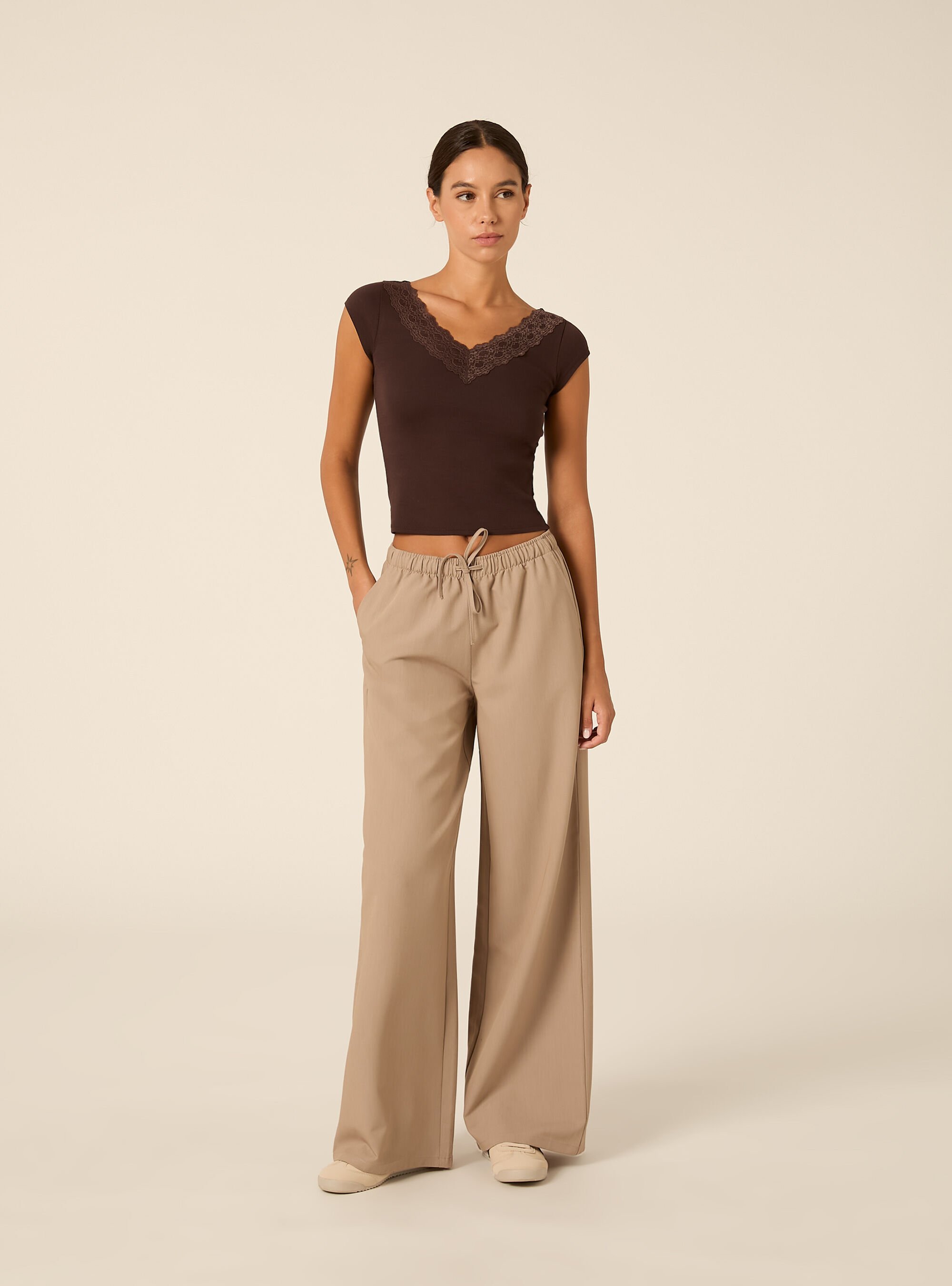 T-shirt con scollo a v in pizzo