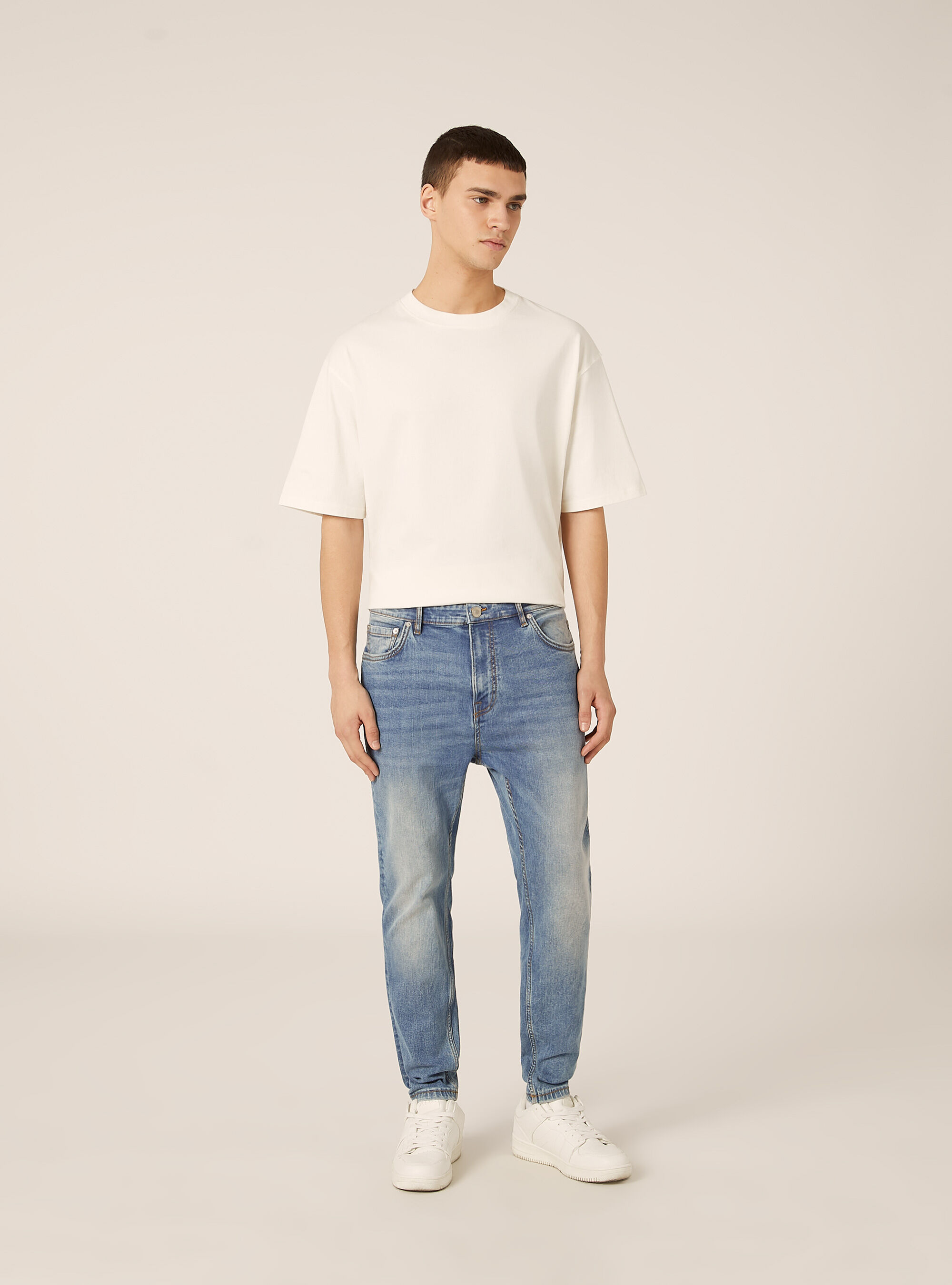 Stretch denim carrot fit jeans