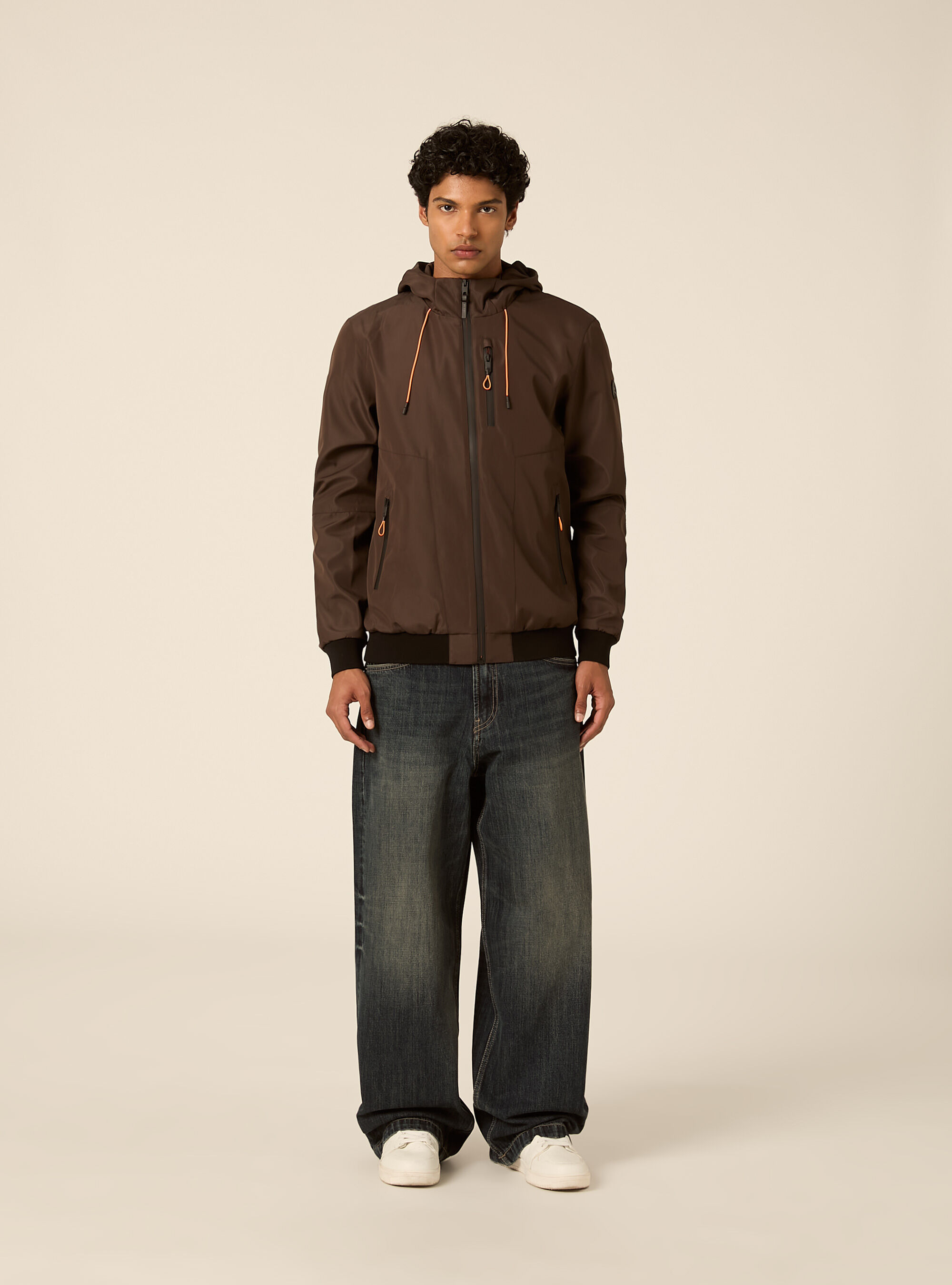 Bomber antivento con cappuccio