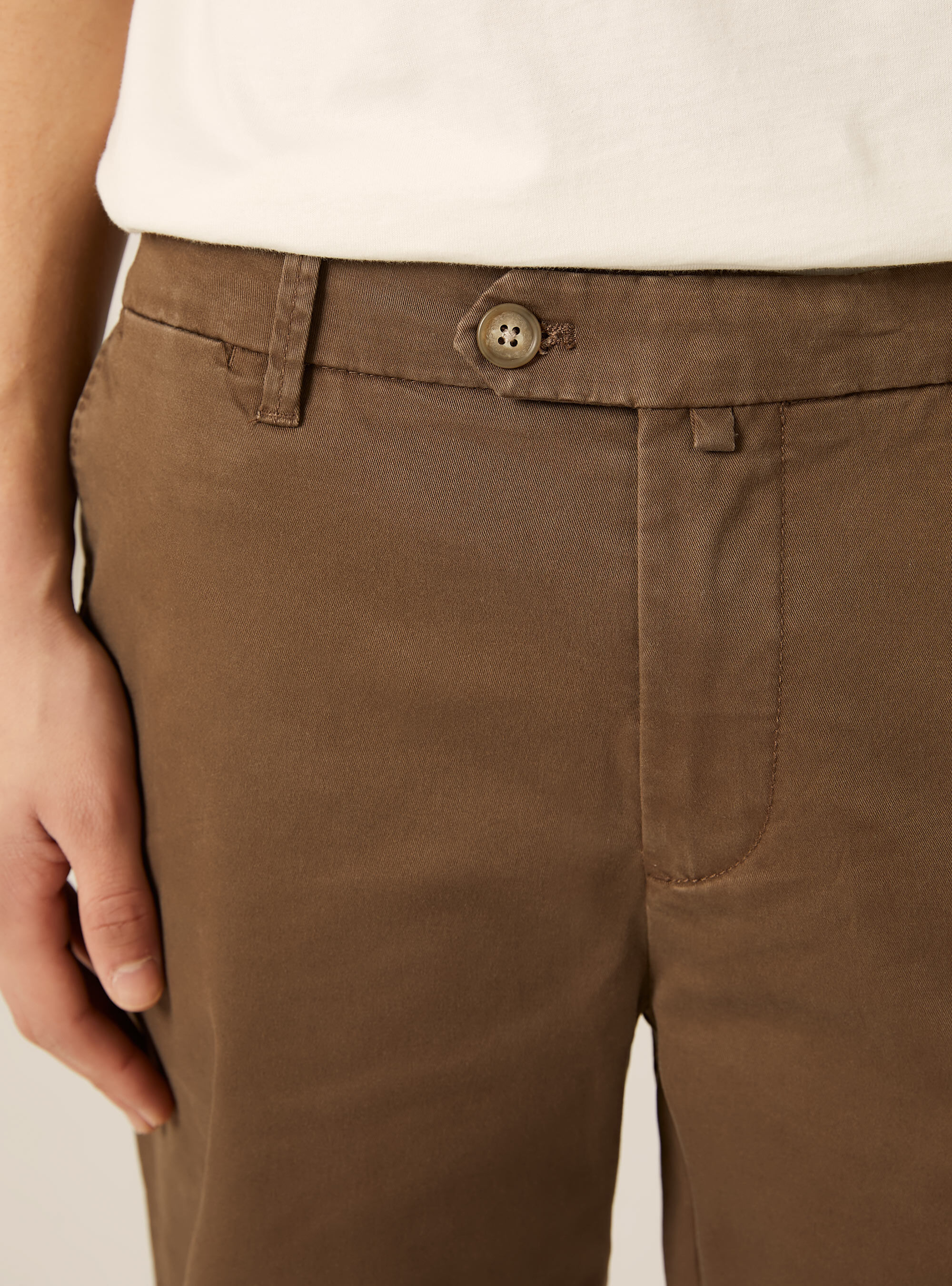 Bermuda in twill elasticizzato basico, BR2 BROWN MEDIUM