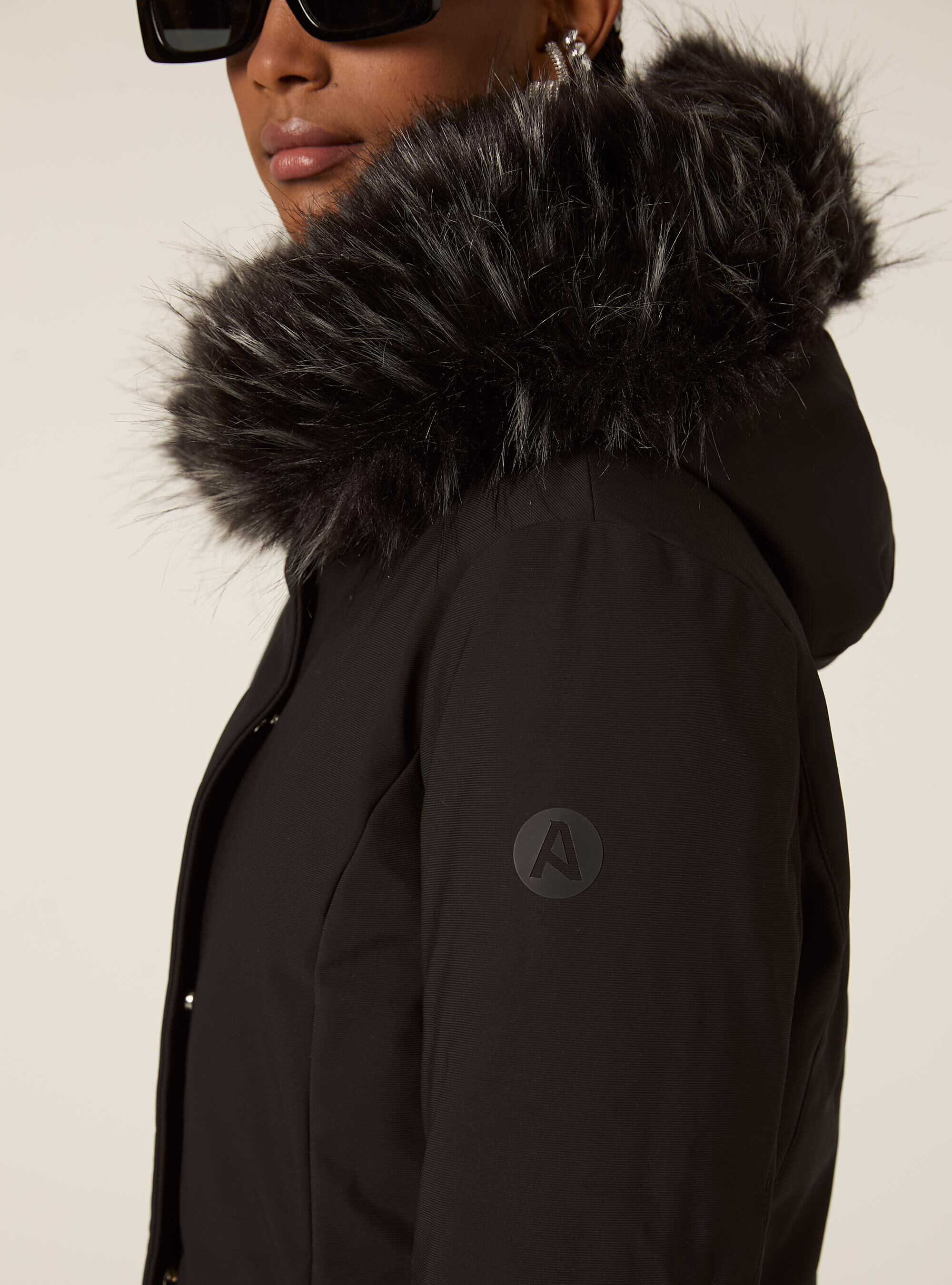 Giubbotto tecnico con cappuccio con pelliccia, BK1 BLACK