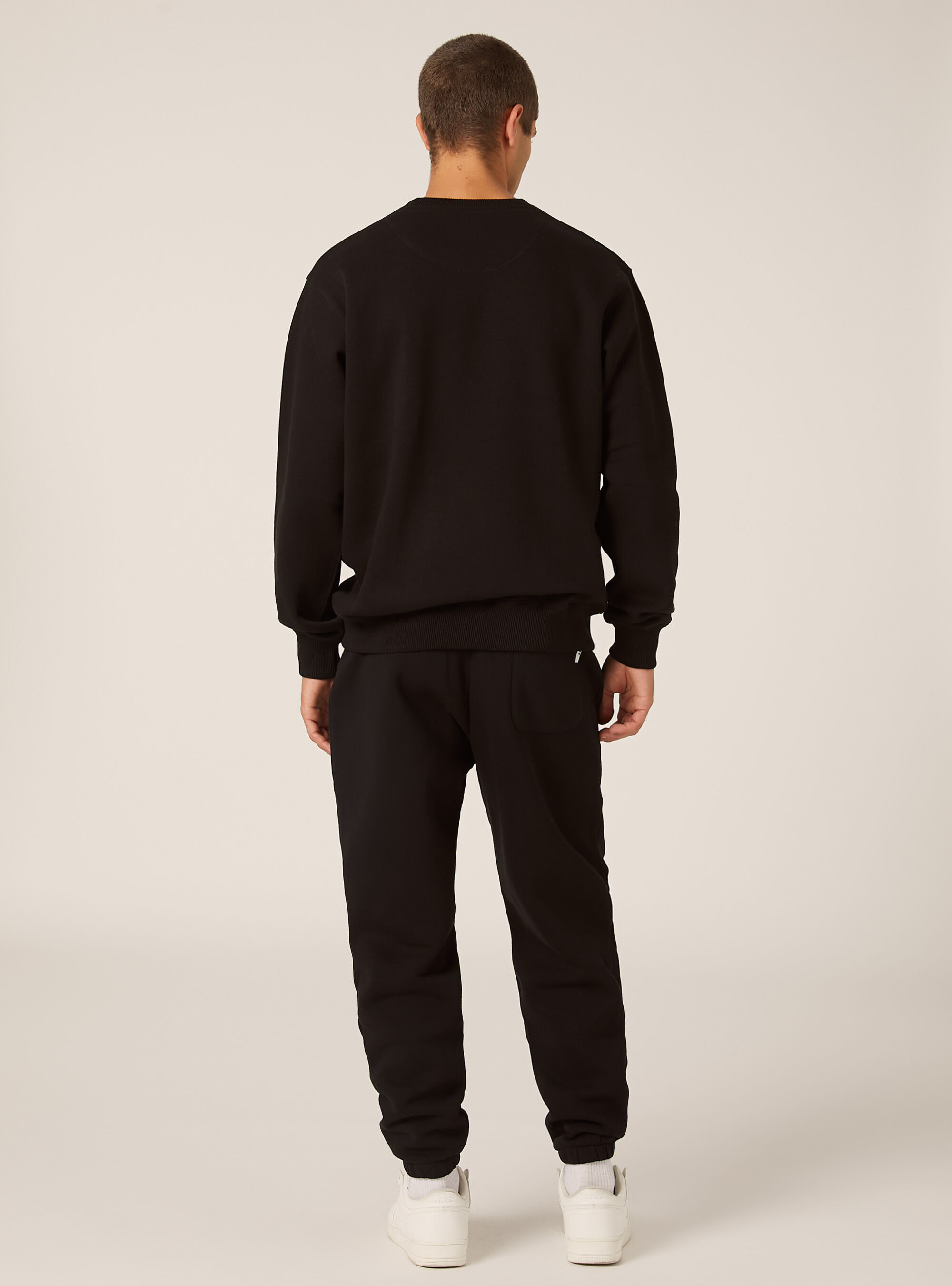 Einfarbiges Sweatshirt mit Rundhalsausschnitt, BK1 BLACK