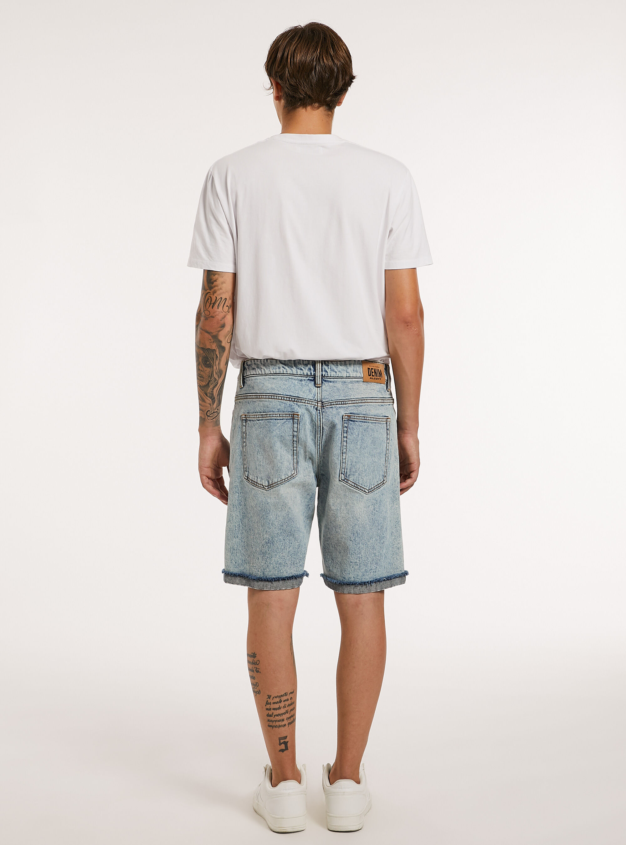 Bermuda en denim stretch &agrave; coupe &eacute;troite avec d&eacute;chirures, D004 MEDIUM LIGHT BLUE