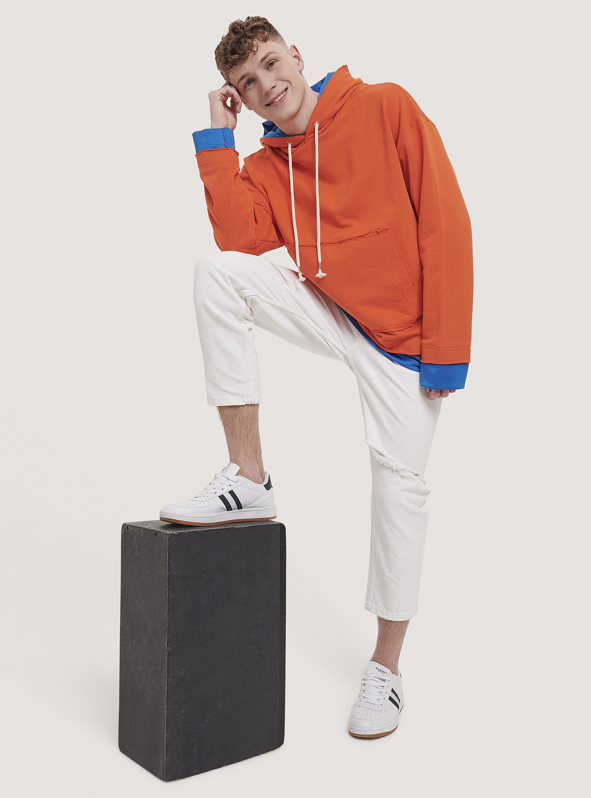 Sweatshirt mit Kapuze und kontrastierenden Details, OR2 MEDIUM ORANGE