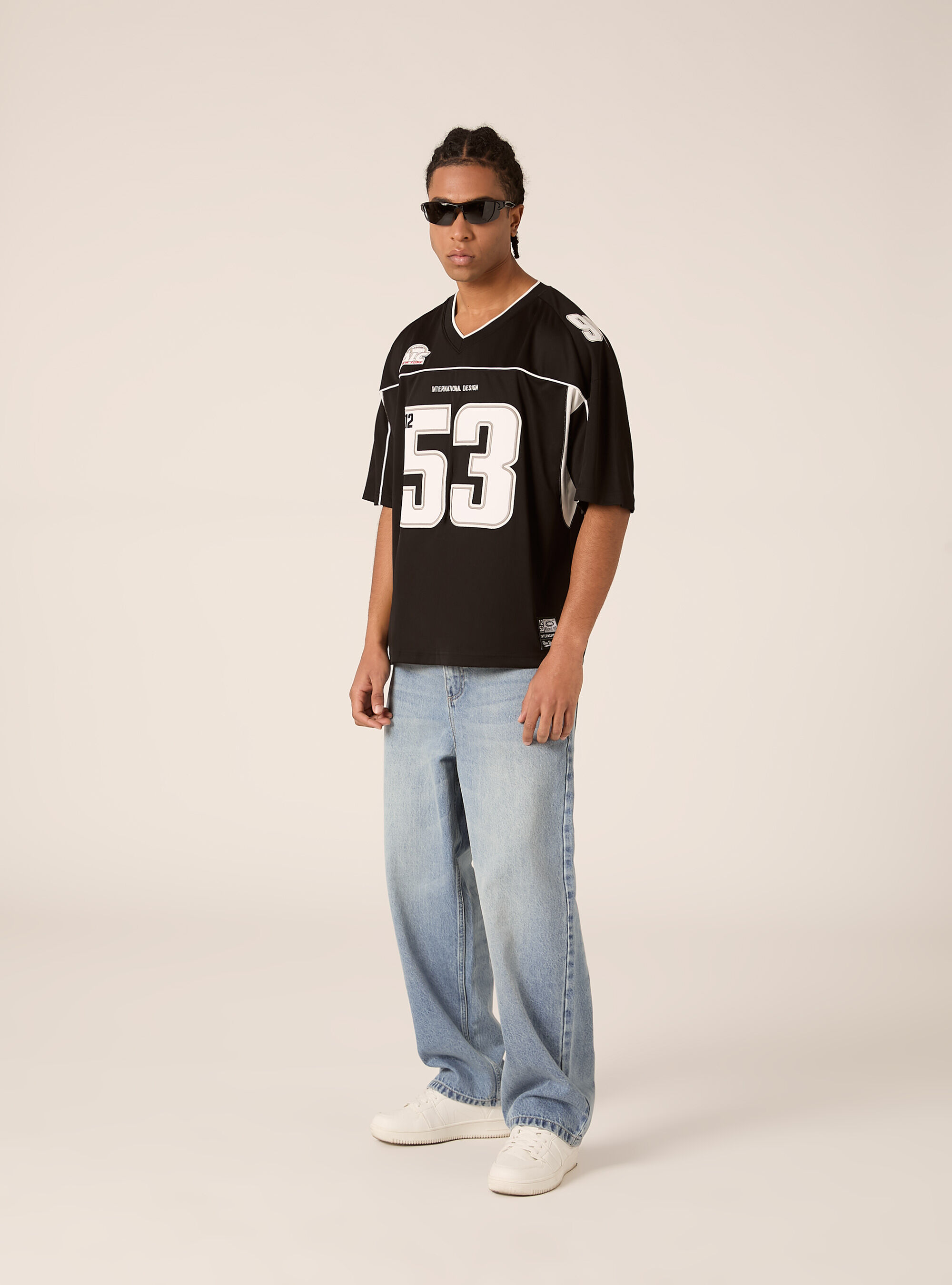 T-shirt collo a v con applicazioni