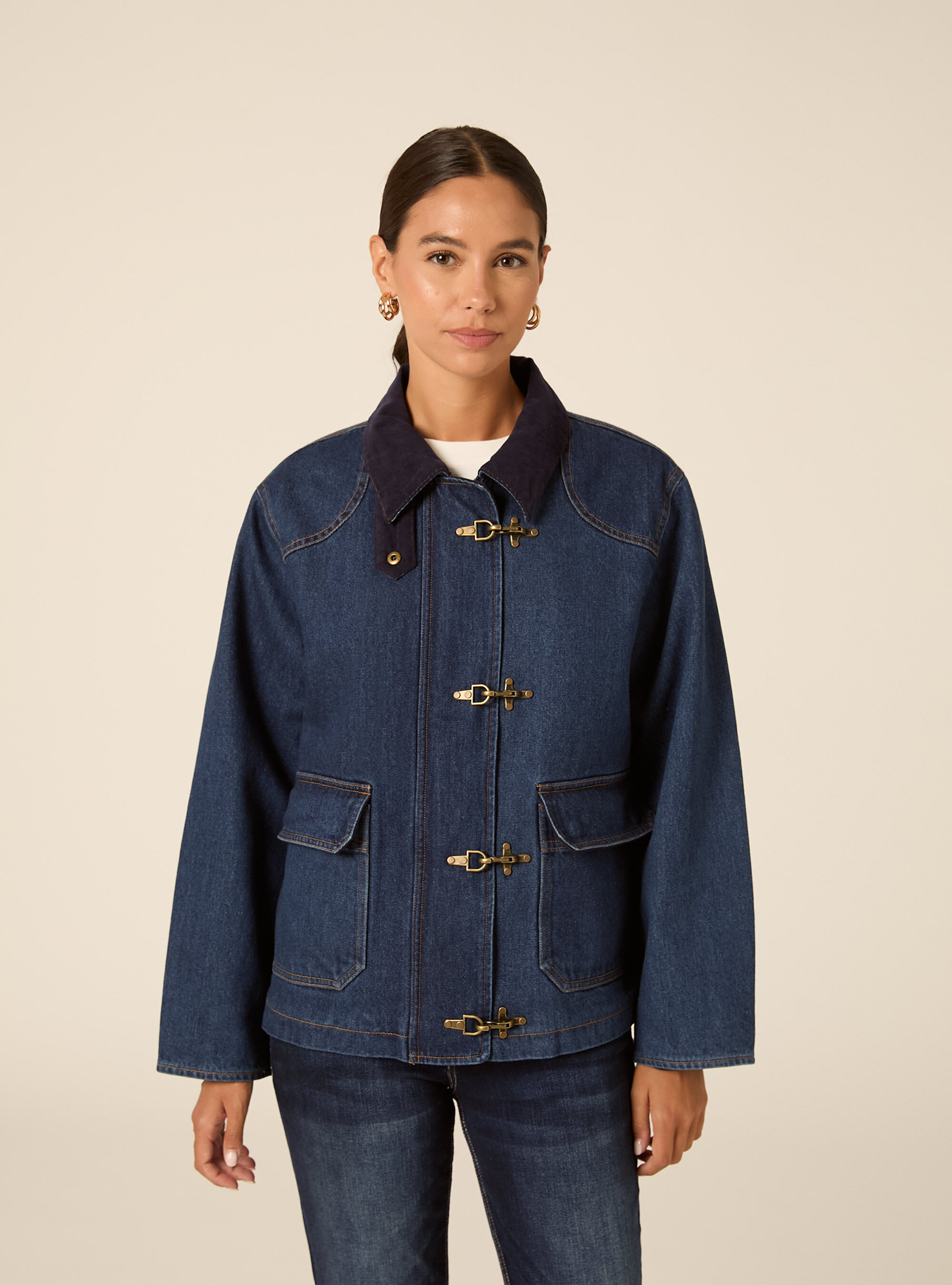 Giubbotto in denim con alamari e collo a contrasto