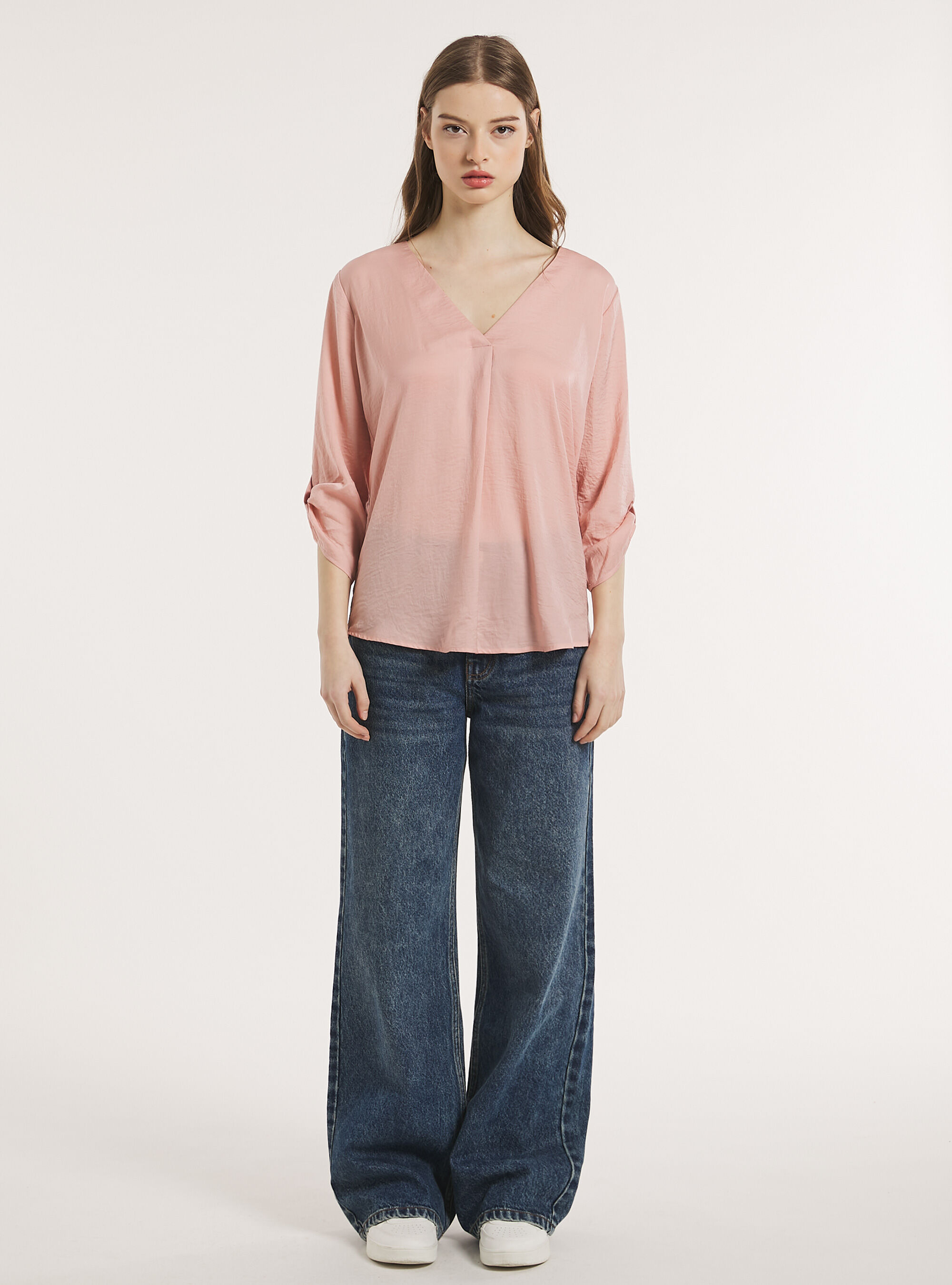 Blusa con scollo a v in satin