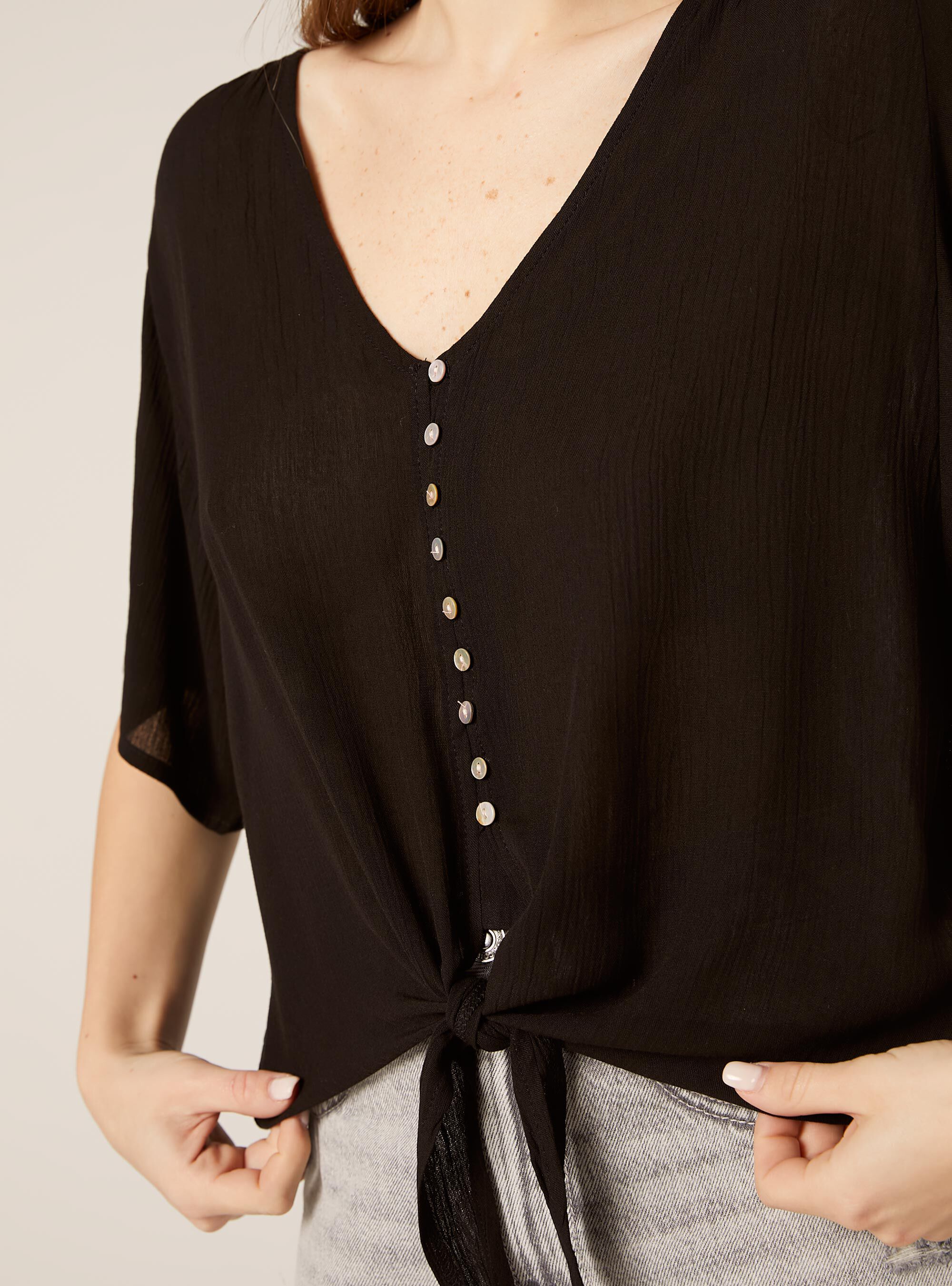 Camisa de color liso con cuello de pico y nudo en la cintura, BK1 BLACK