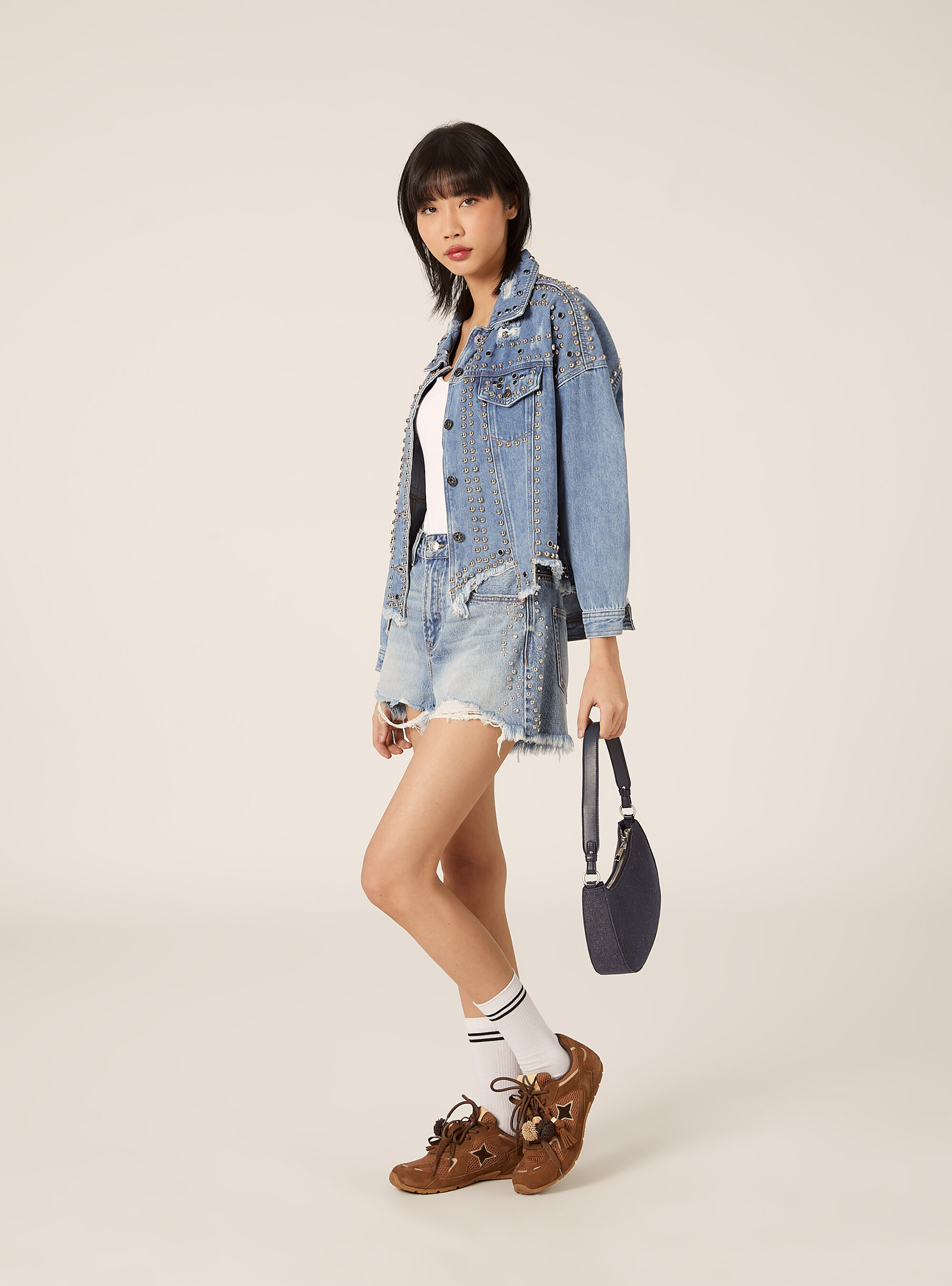 Giacca in denim con borchie