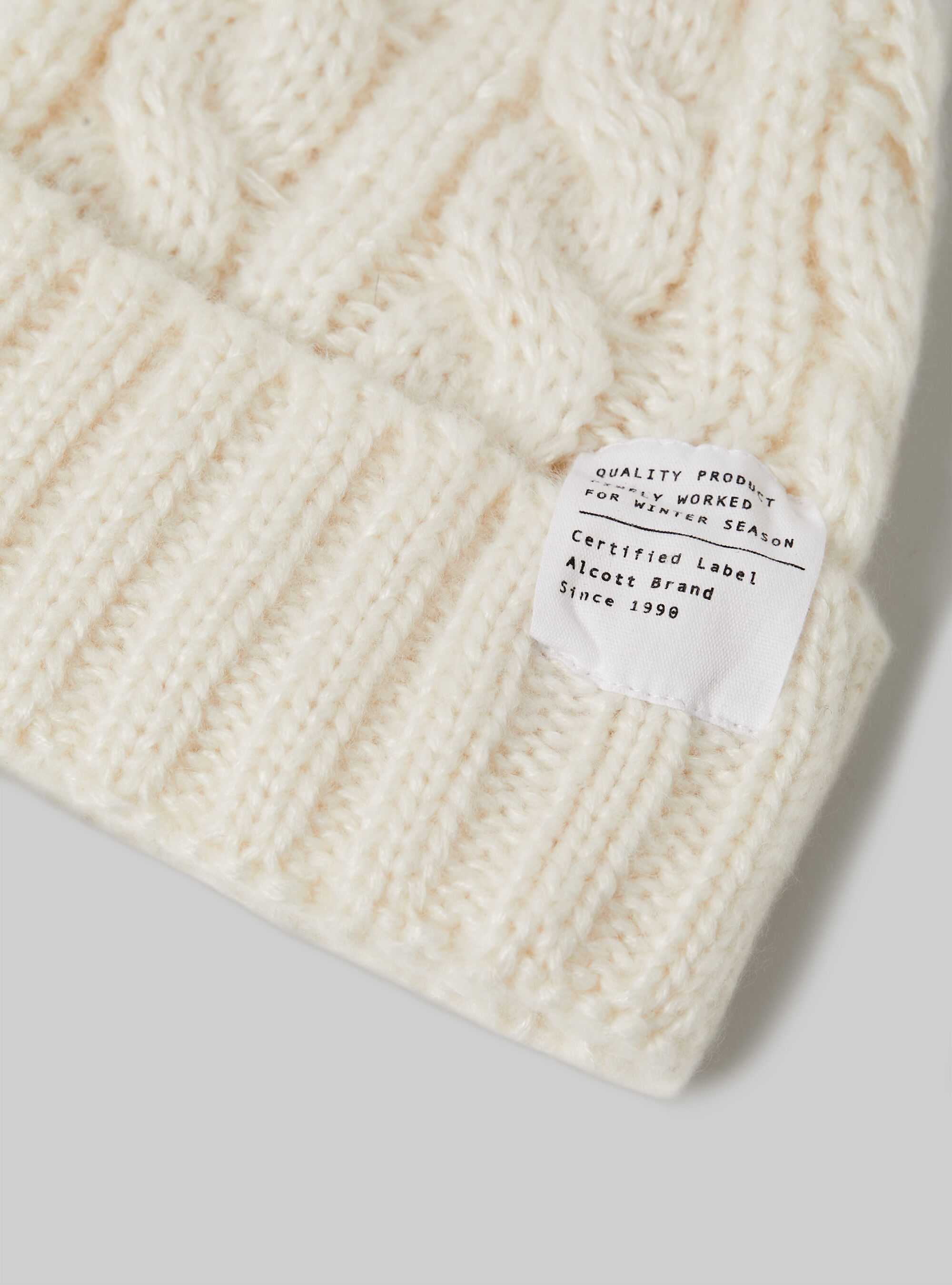 Cappello con trecce e patch