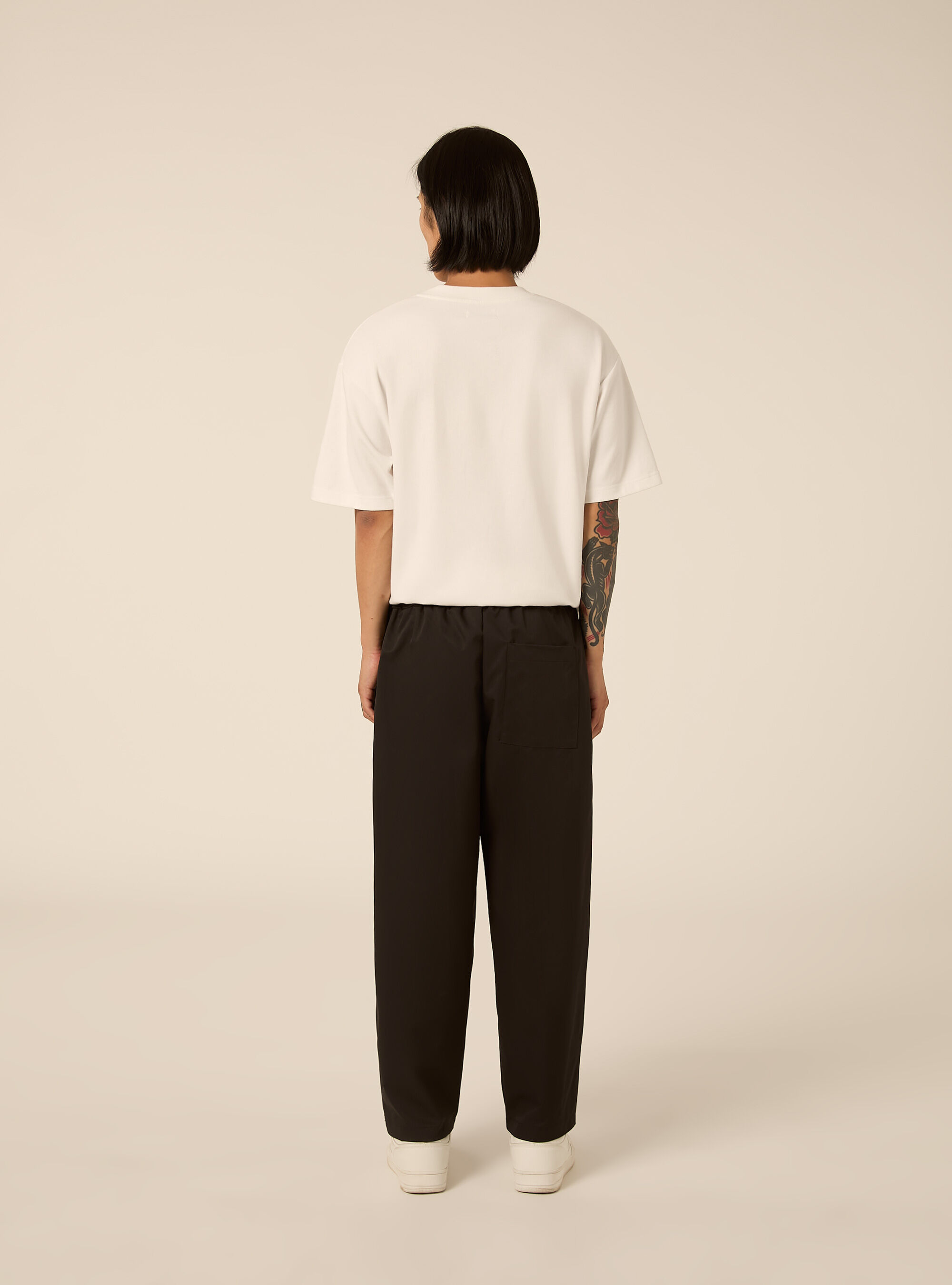Pantaloni con coulisse in vita e pince, BK1 BLACK