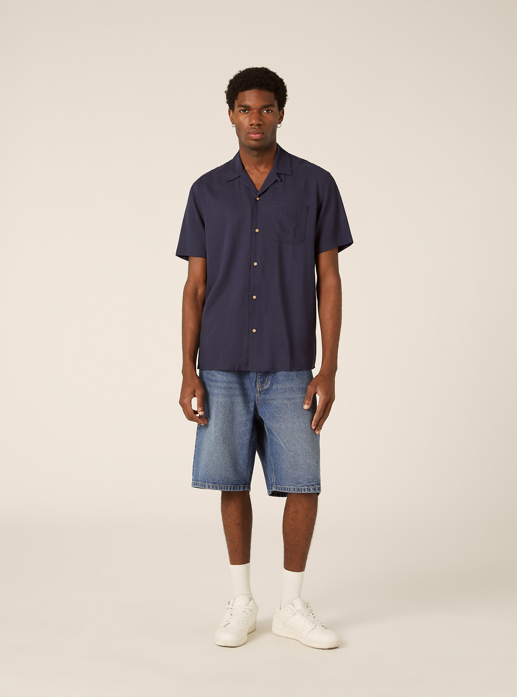 Chemise en m&eacute;lange de lin avec col bowling