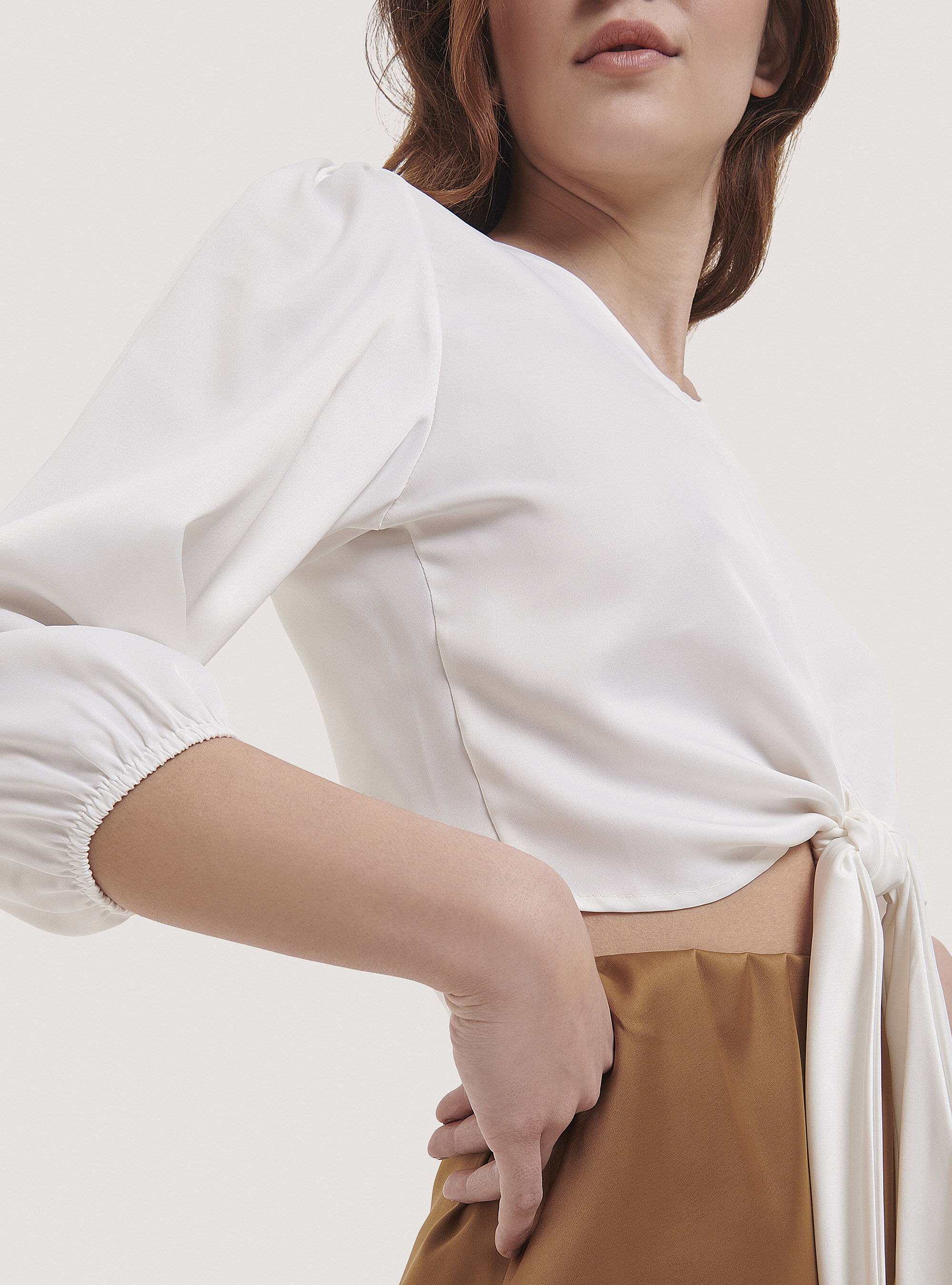 Blusa de raso con nudo