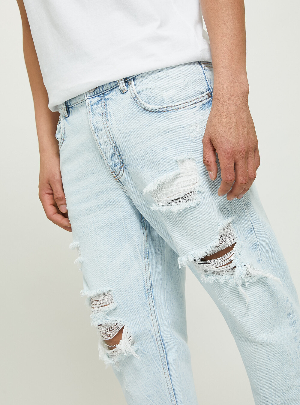 Slim fit jeans with rips