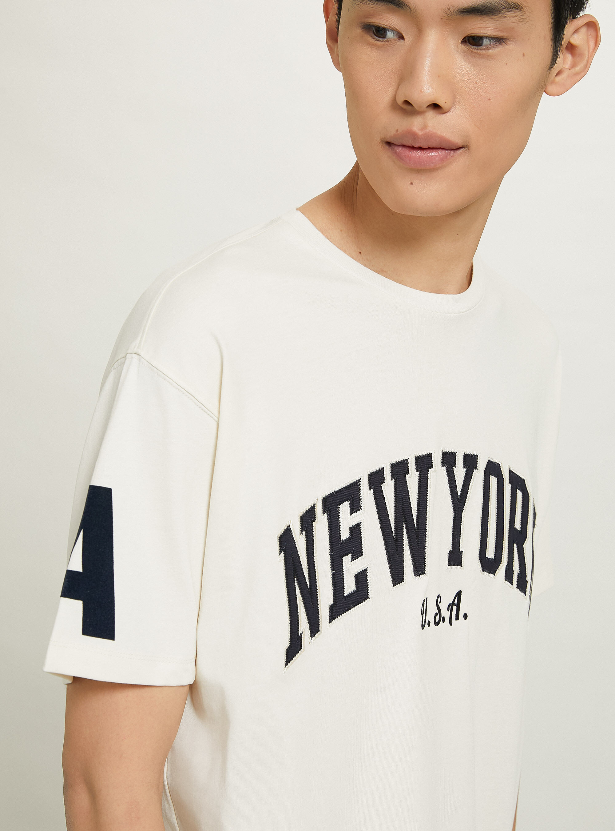 Maglietta oversize in cotone con patch, C104 CREAM