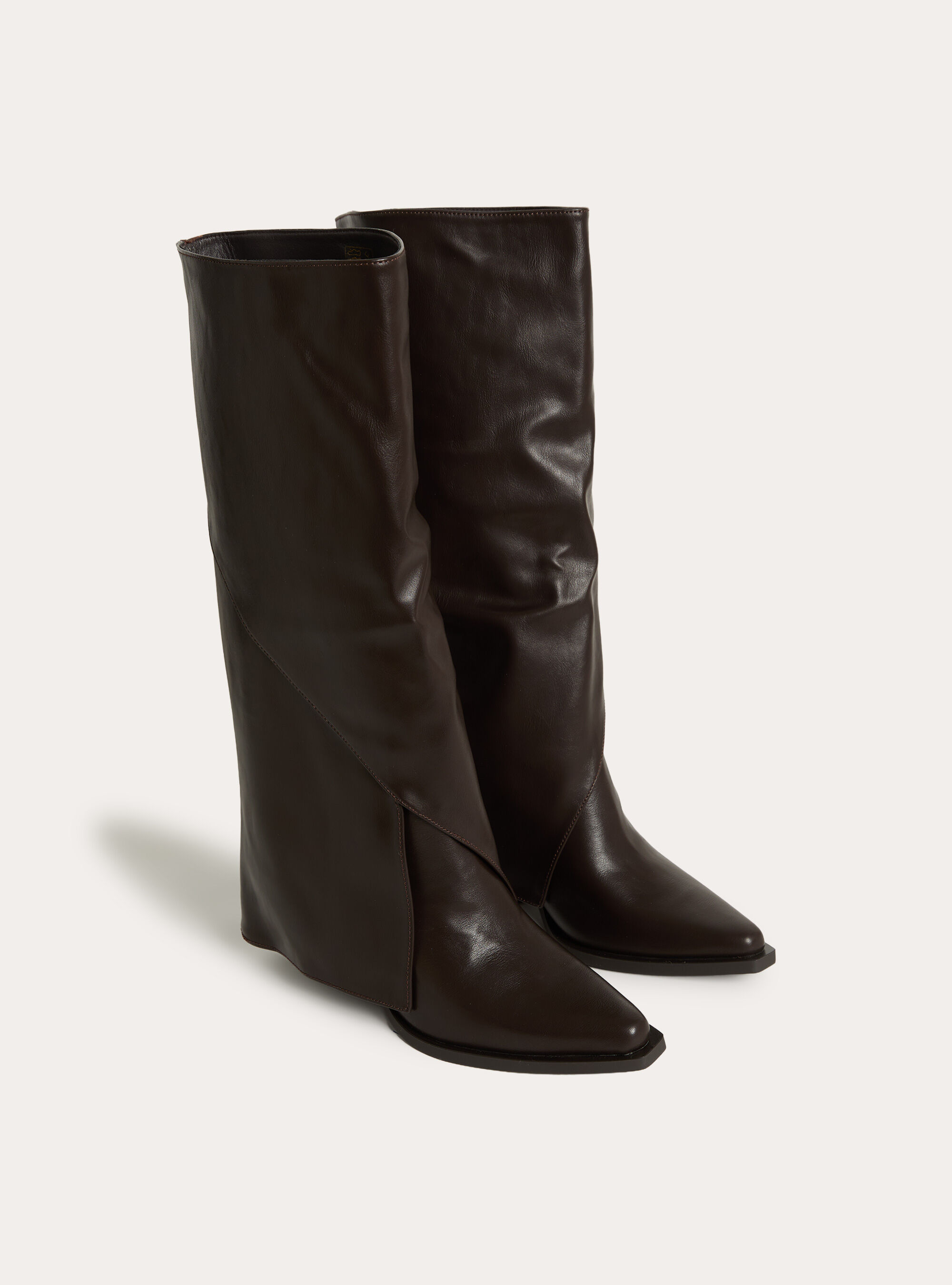 Hohe Stiefel in Lederoptik mit Gamaschen Optik und spitzer Zehenkappe, BR1 BROWN DARK