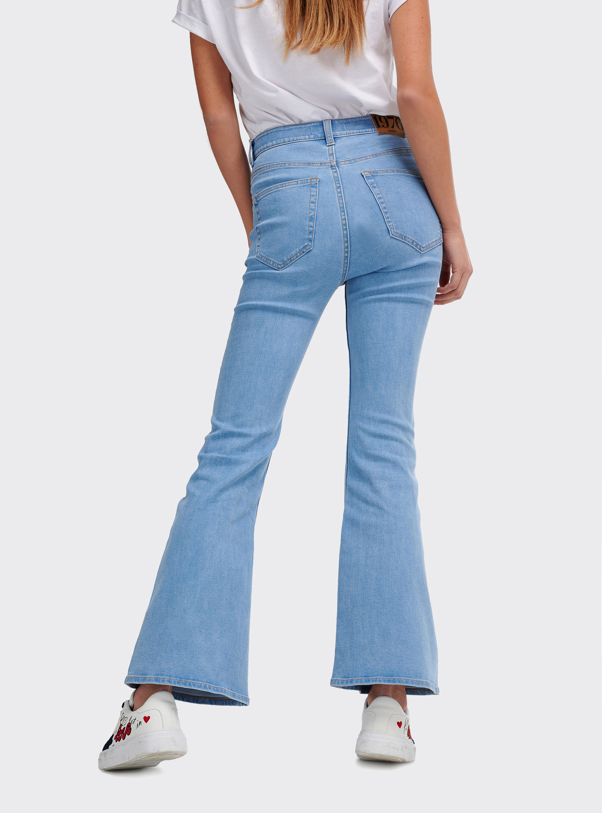 Jeans a zampa elasticizzati a vita alta