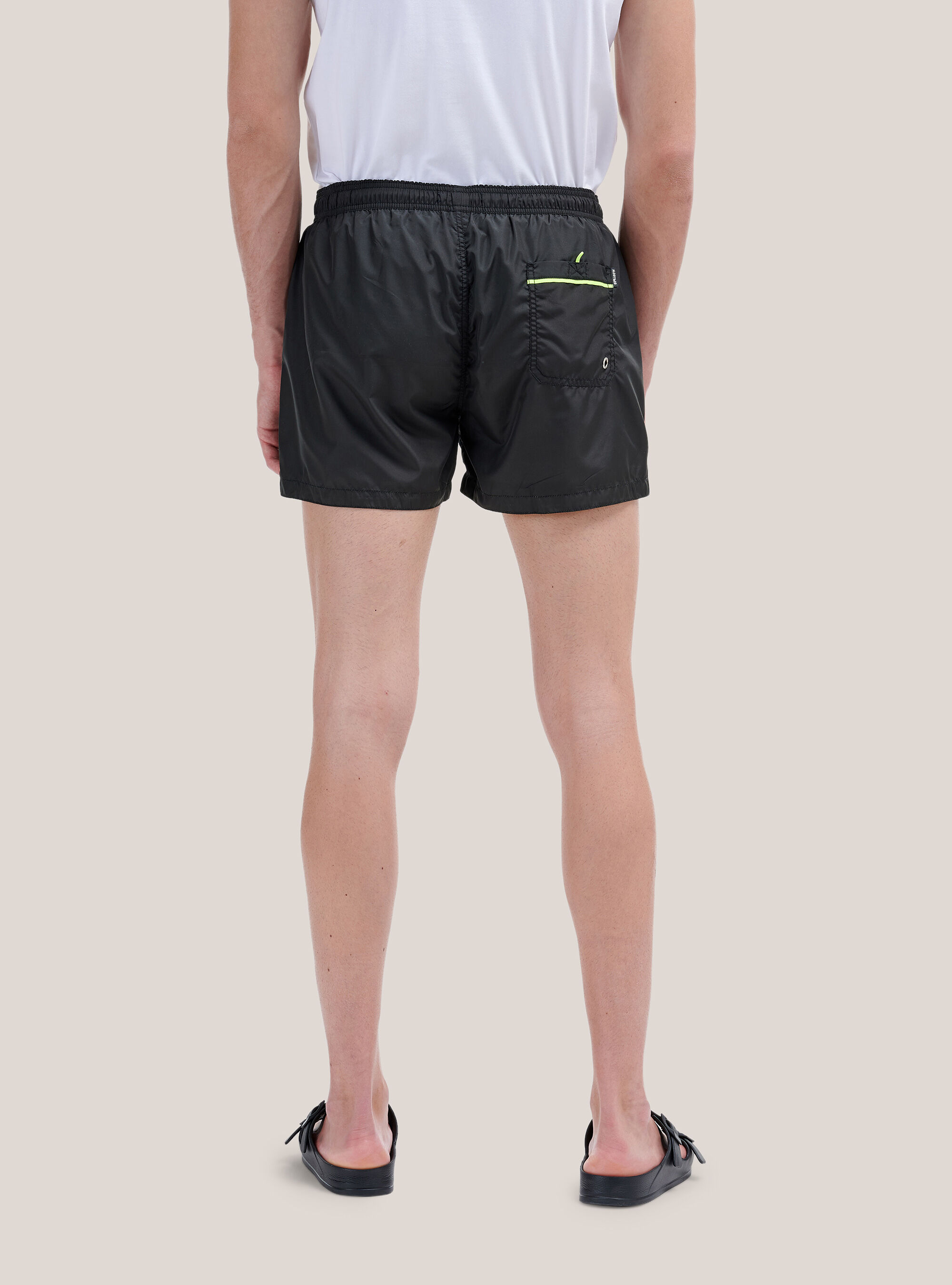 Ba&ntilde;ador con logo bordado y cord&oacute;n en contraste., NEGRO