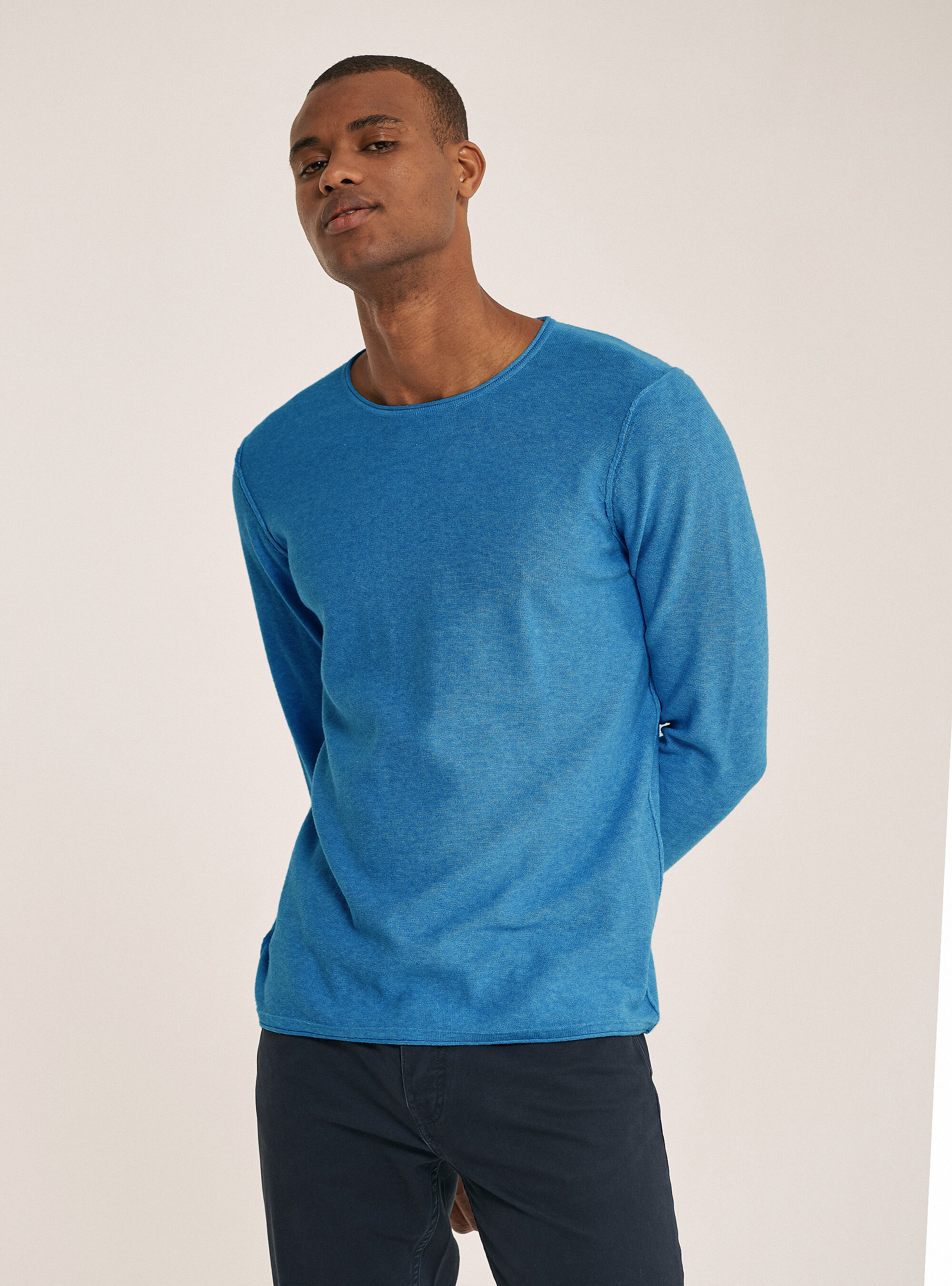 Pullover a taglio vivo con collo rotolino