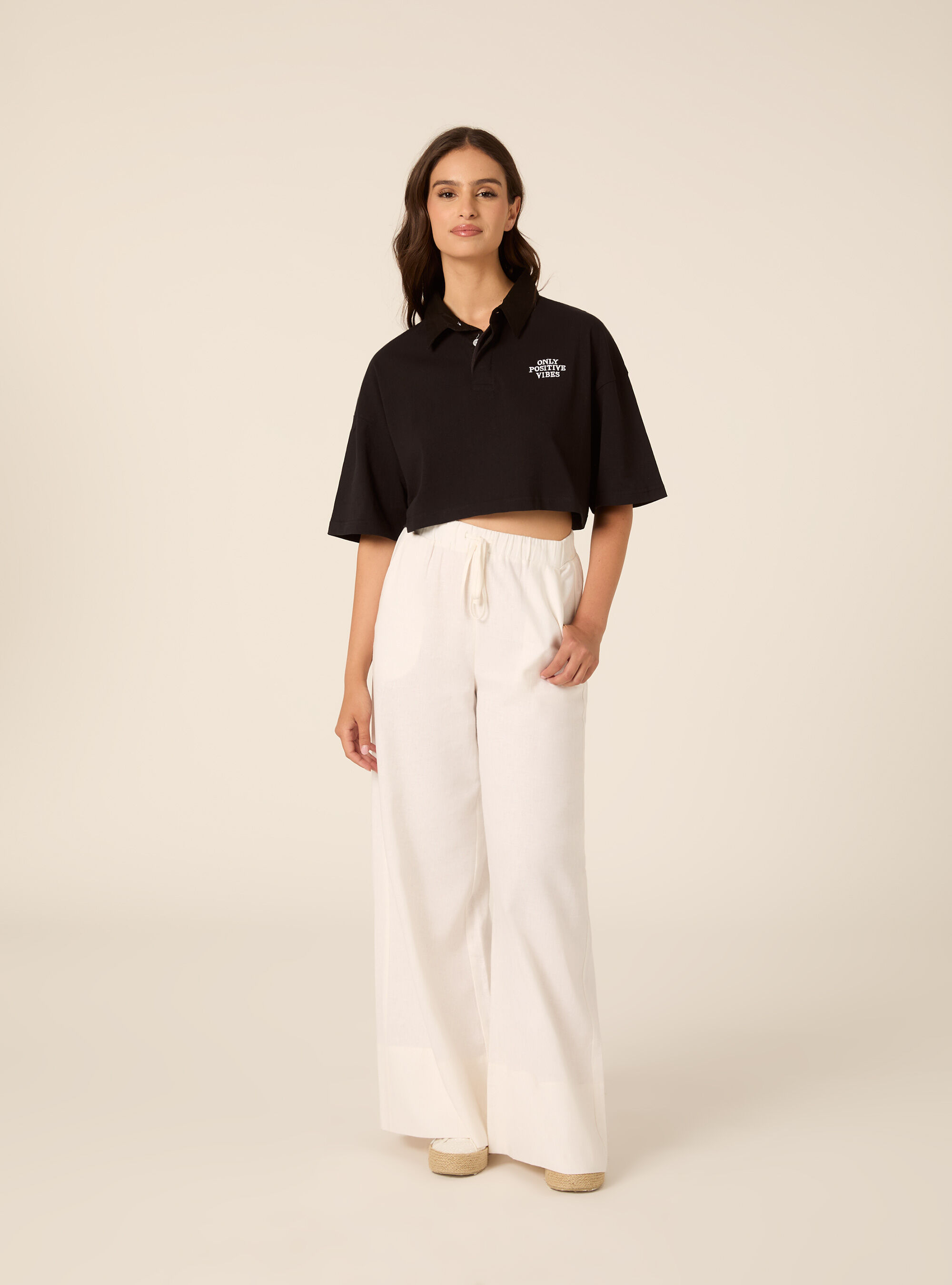 Polo crop tinta unita con ricamo