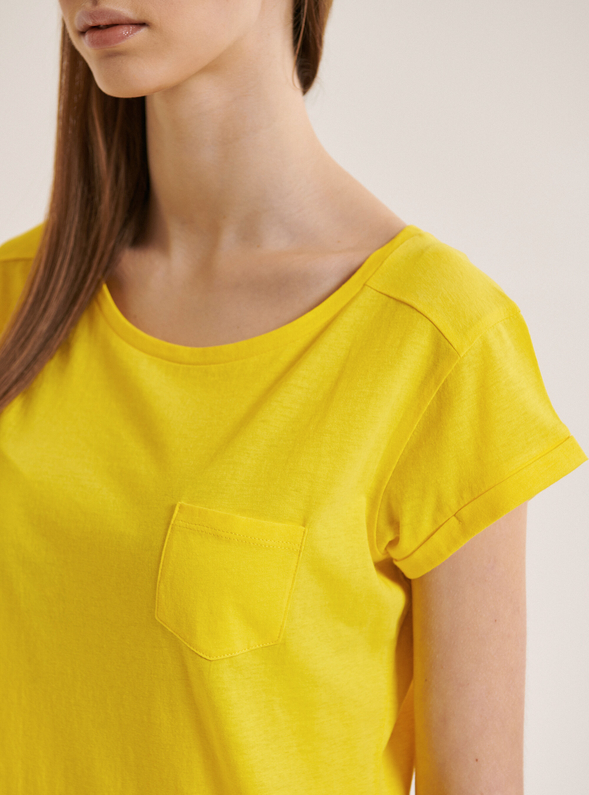 Camiseta esencial de algod&oacute;n con bolsillo en el pecho, C785 YELLOW