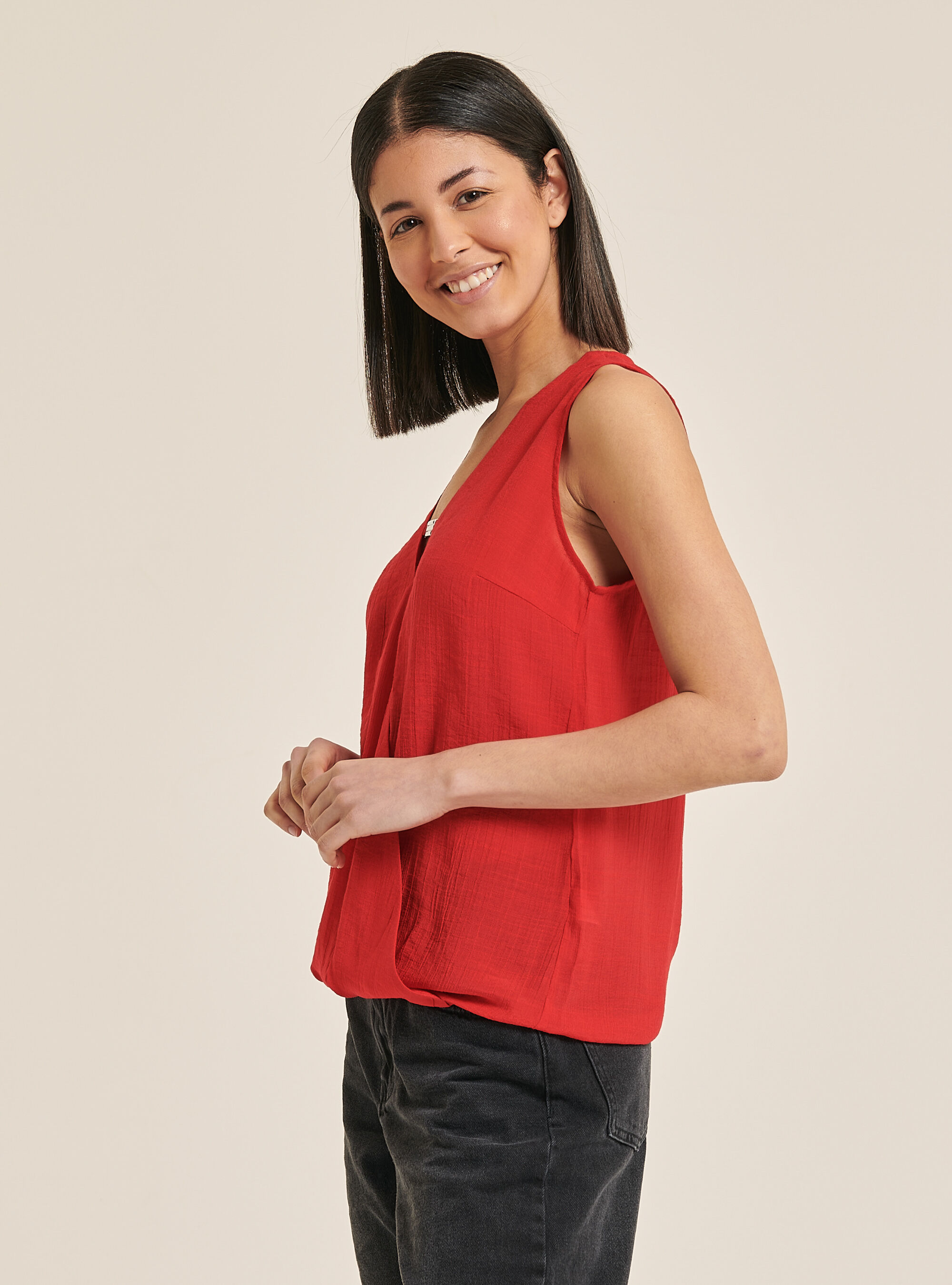 Chemisier basique avec d&eacute;tail sur le d&eacute;collet&eacute;, C4490 RED