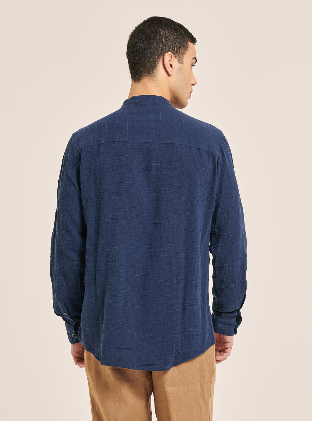 Camicia uomo misto lino rigata azzurra con collo coreano Invidia 1973 Camicia uomo misto lino rigata azzurra con collo coreano Invidia 1973