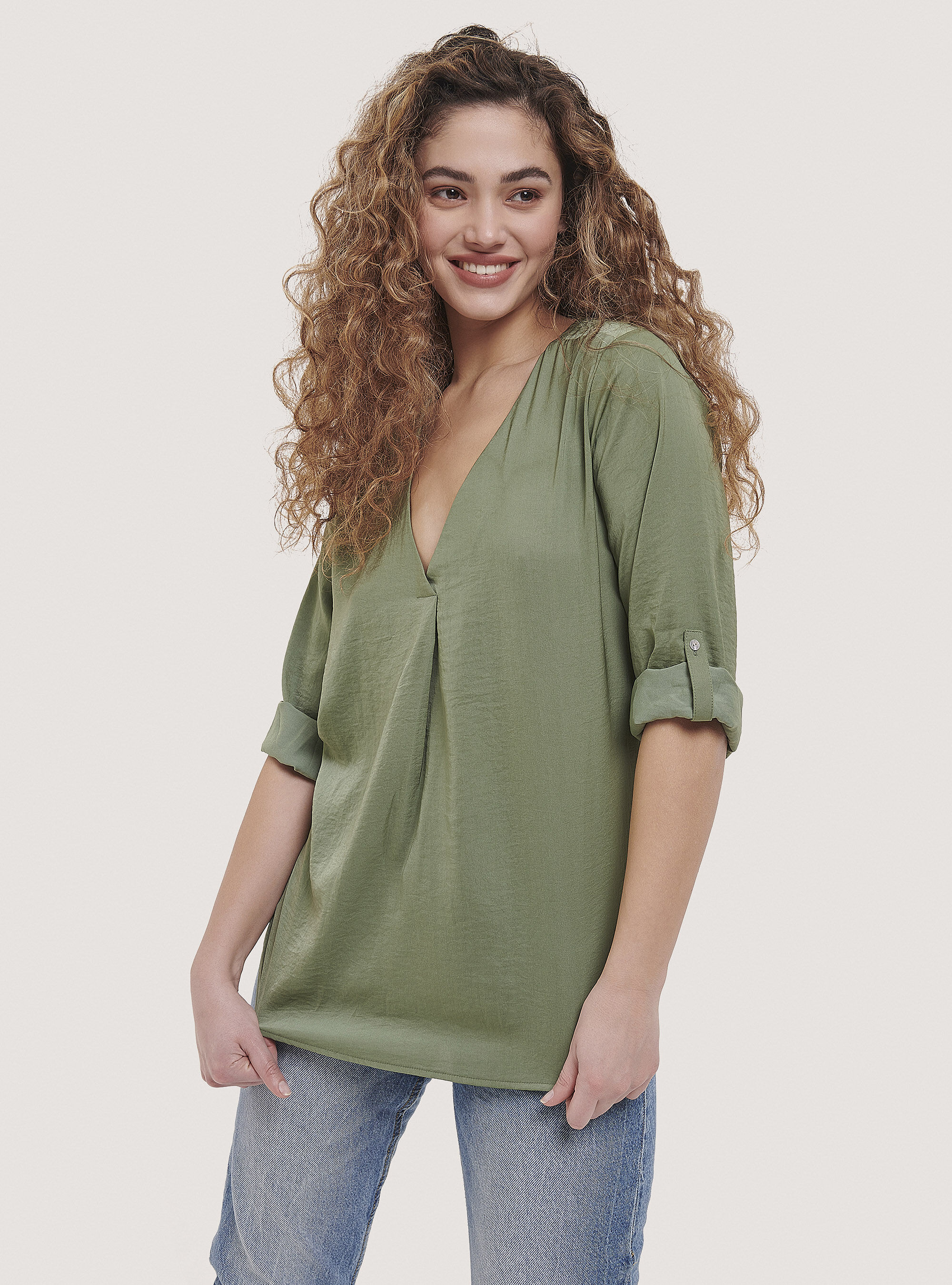 Blusa de color s&oacute;lido con escote, C6582 KAKY
