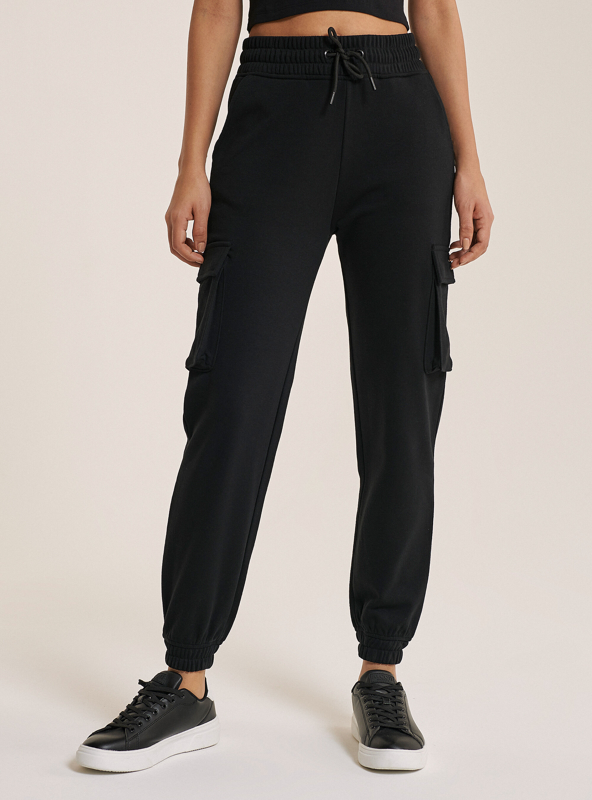 Pantaloni neri con tasche laterali on sale
