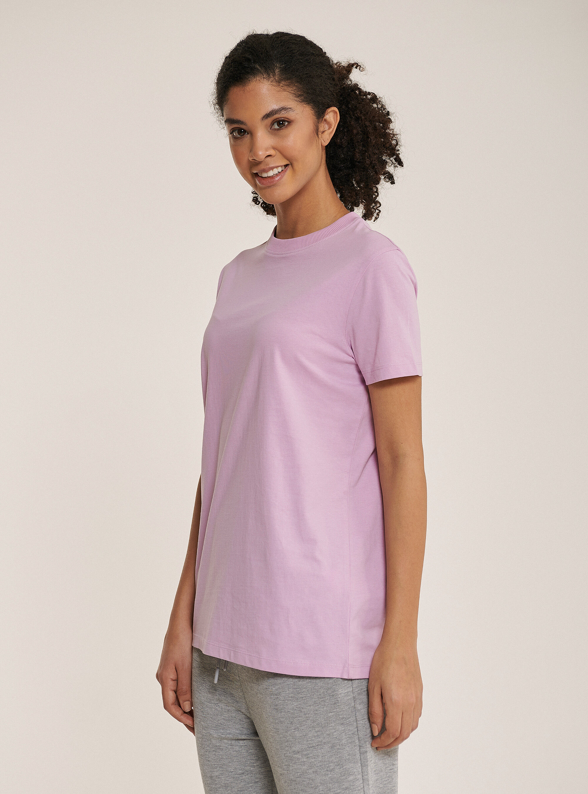 Camiseta esencial de algod&oacute;n peinado liso, C3303 LILLAC
