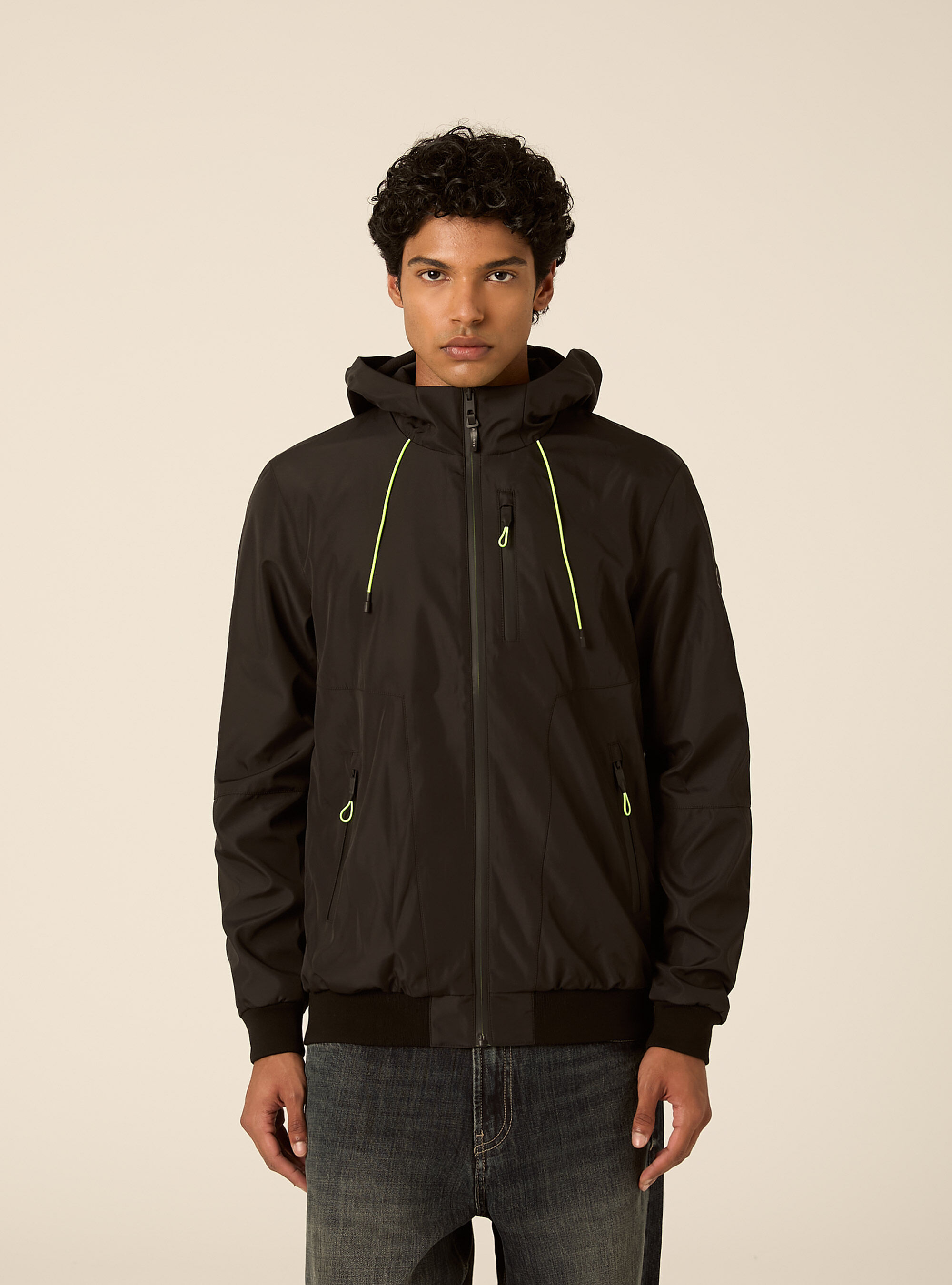 Bomber antivento con cappuccio