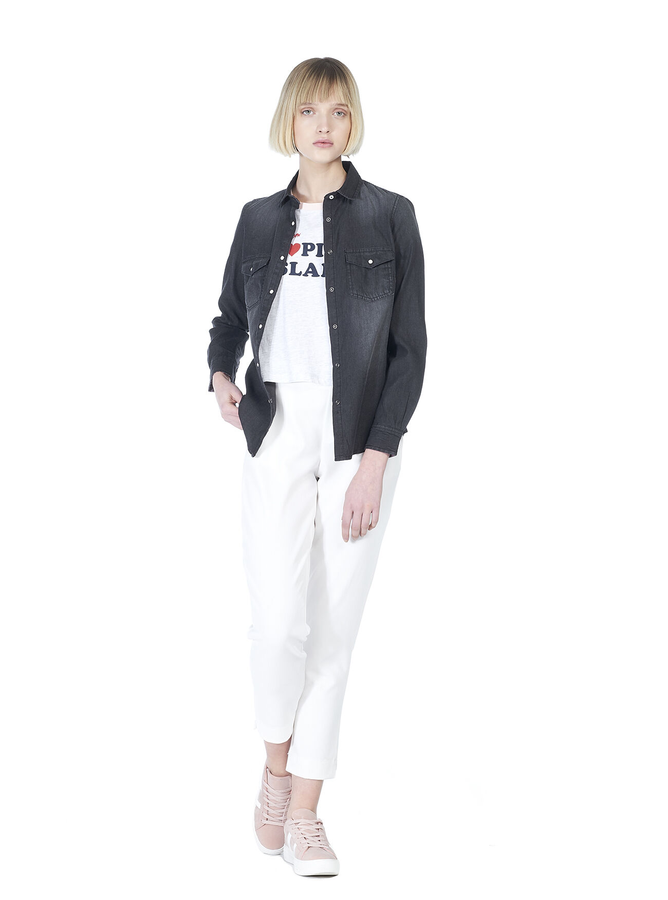 Camicia di jeans slim fit con tasche frontali, NEGRO