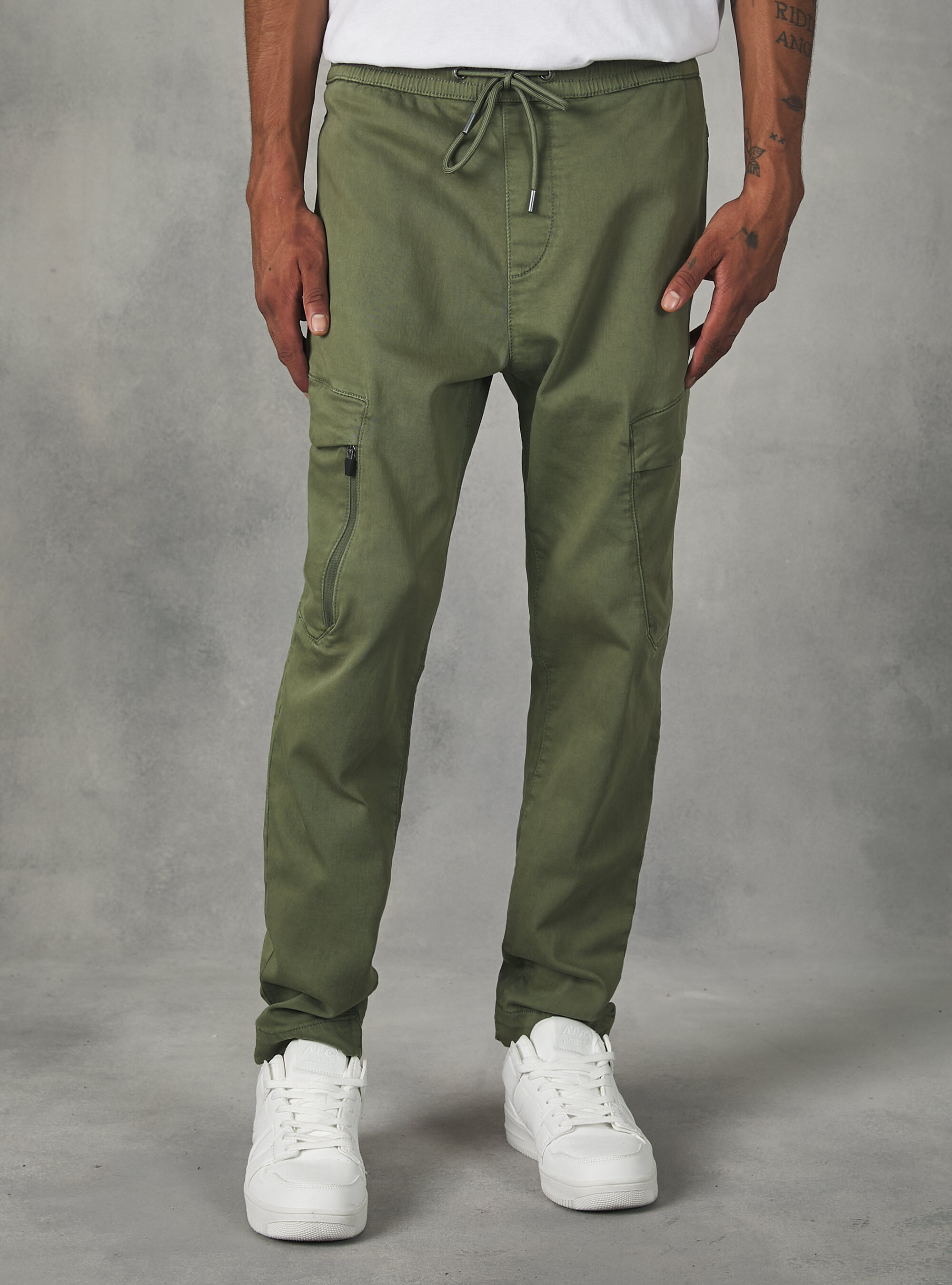 Pantal n jogger con grandes bolsillos