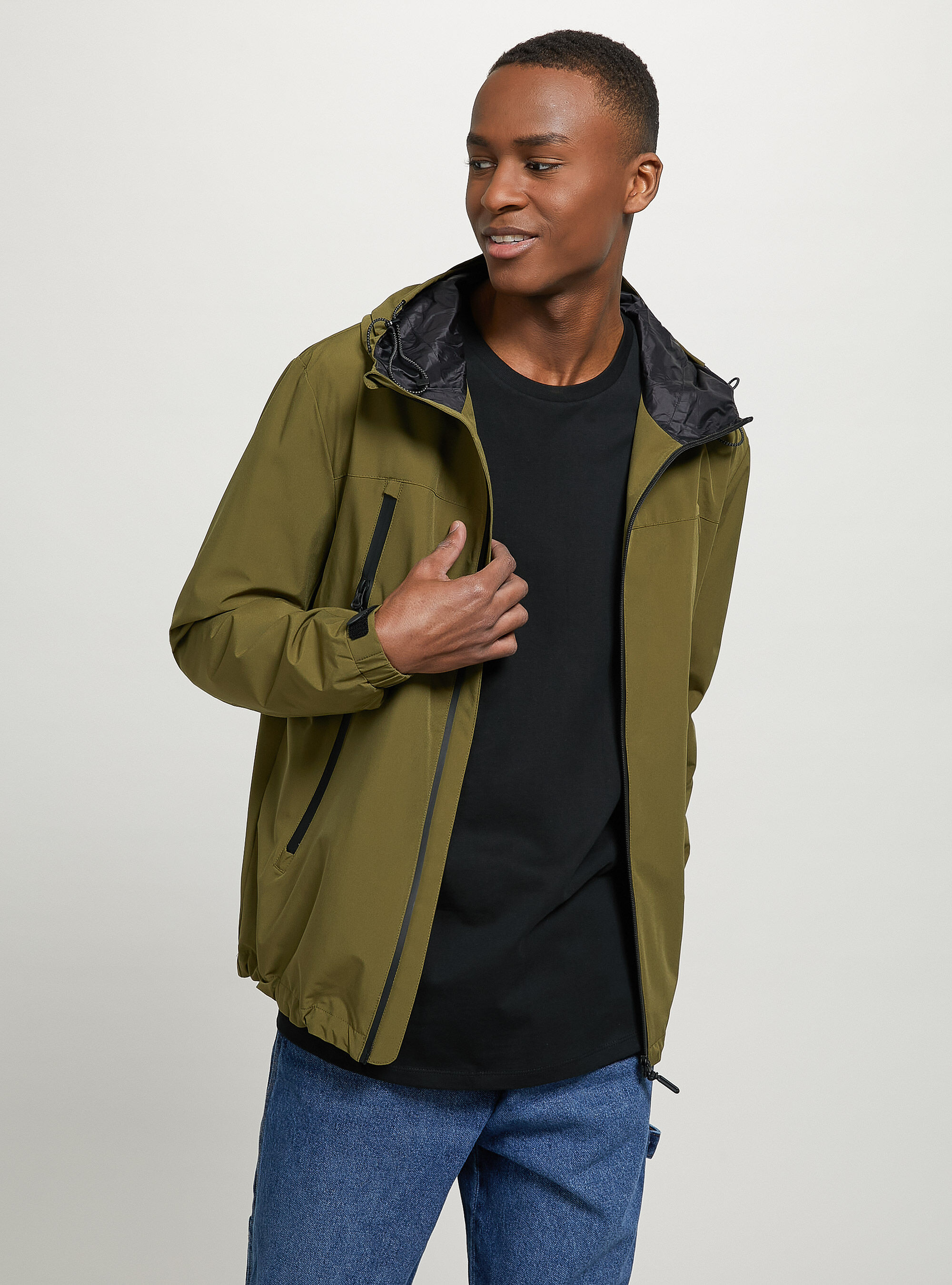 Chaqueta impermeable con capucha