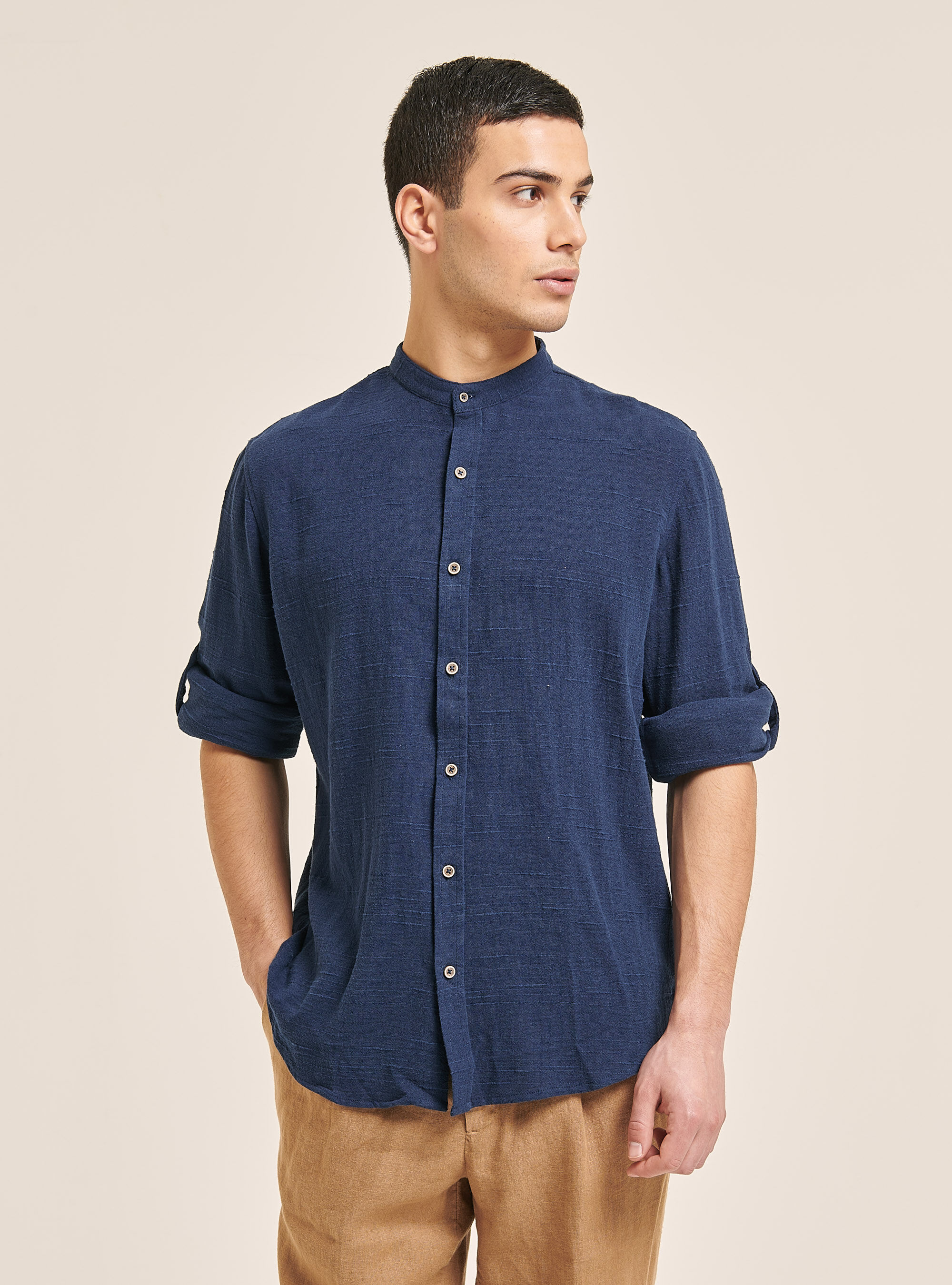 Camicia di lino blu abbinamento sale