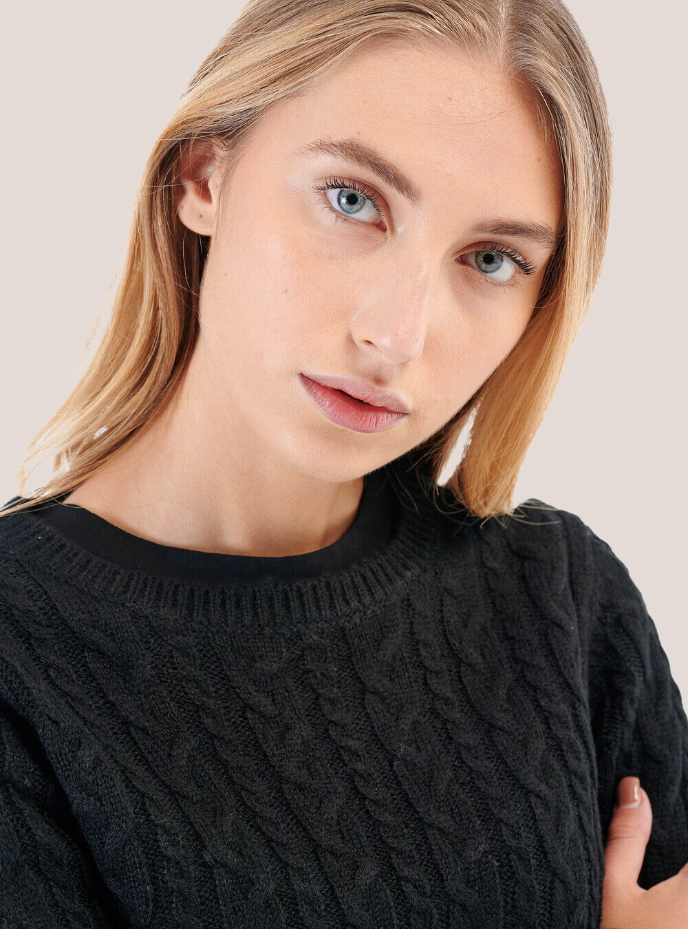 Cropped pullover with thin braids, C101 BLACK
