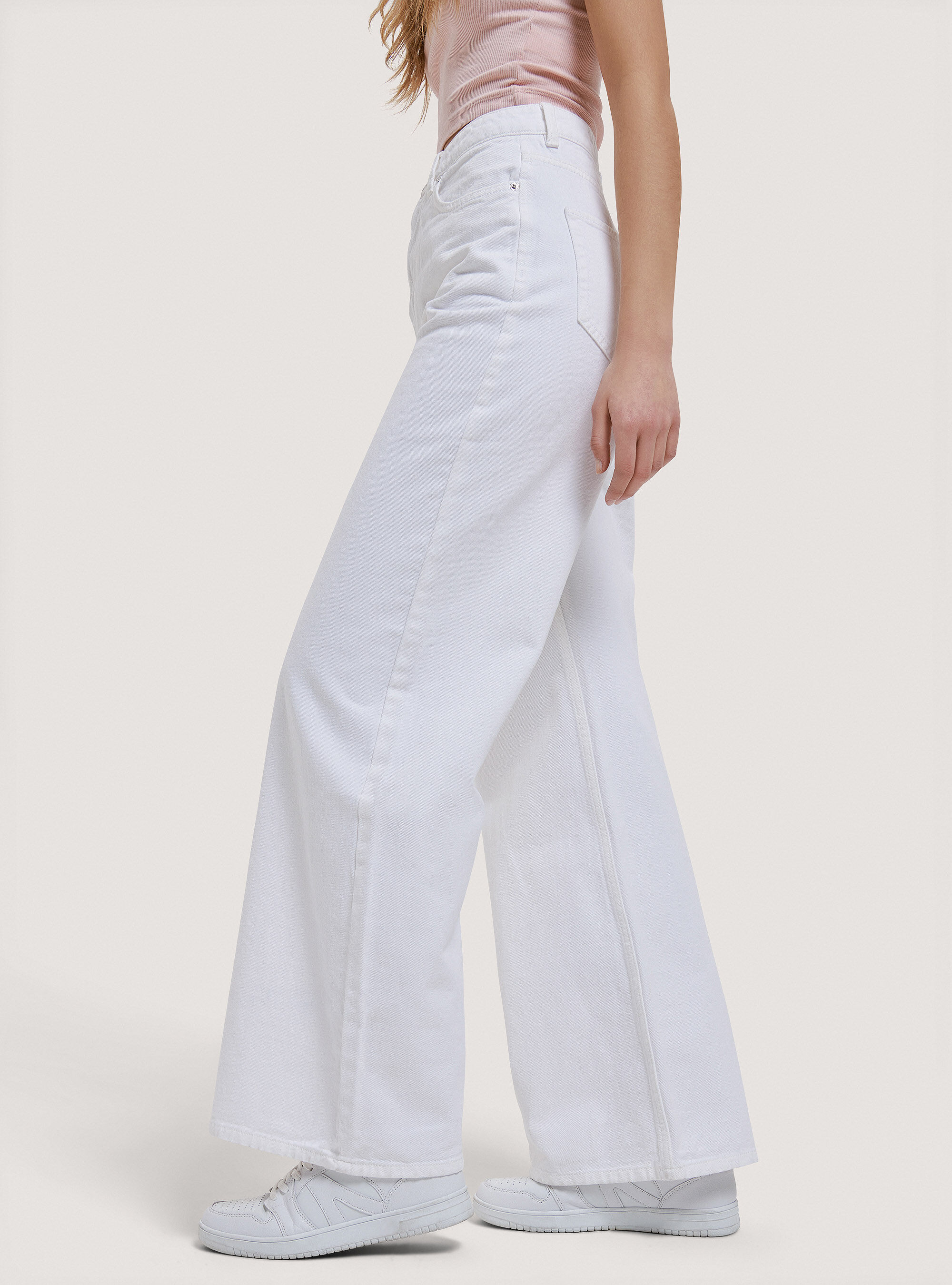 Pantalon en serg&eacute; &agrave; jambes larges, C028 OFF WHITE
