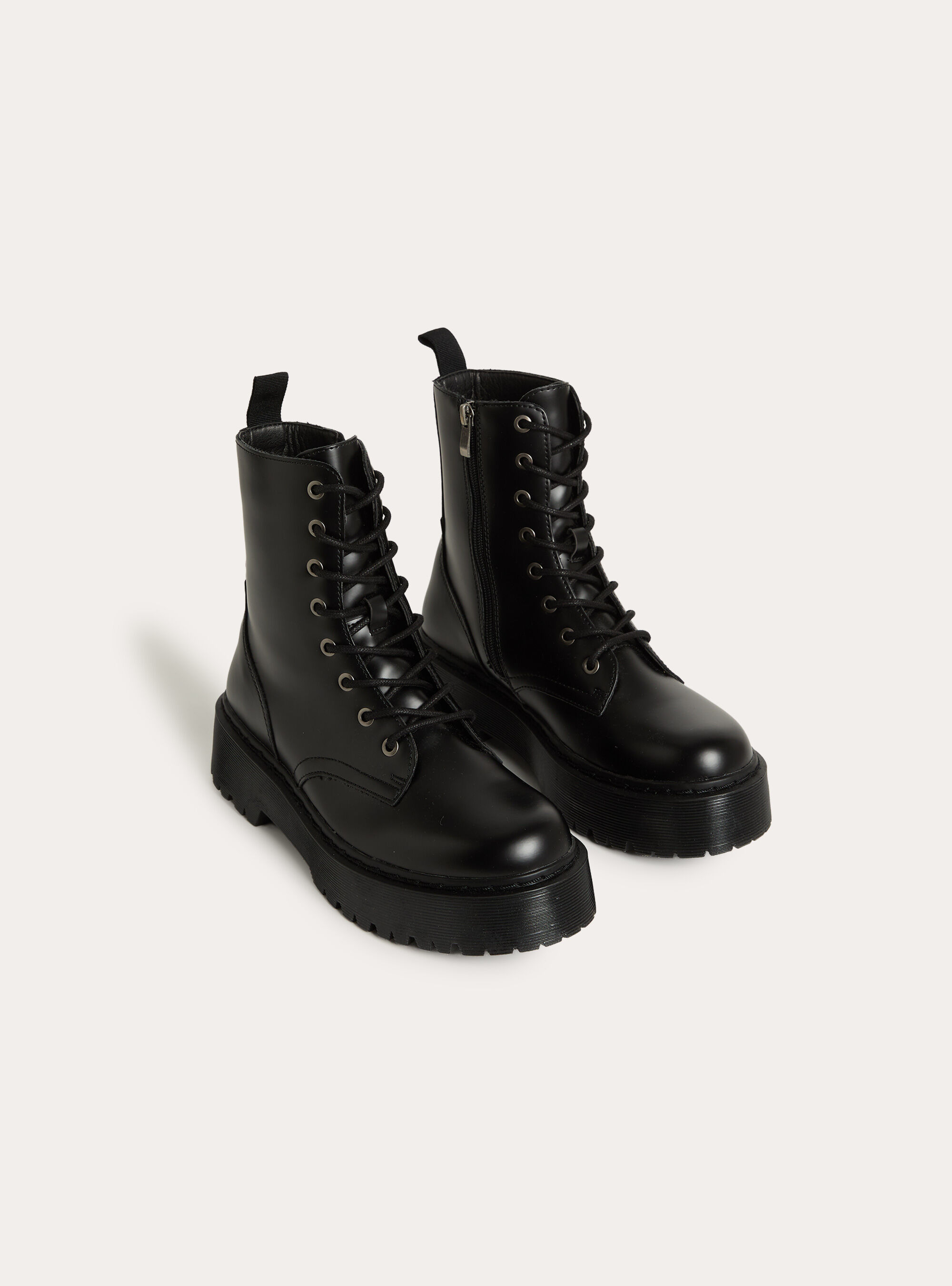 Schnuerboots in lederoptik mit profilsohle