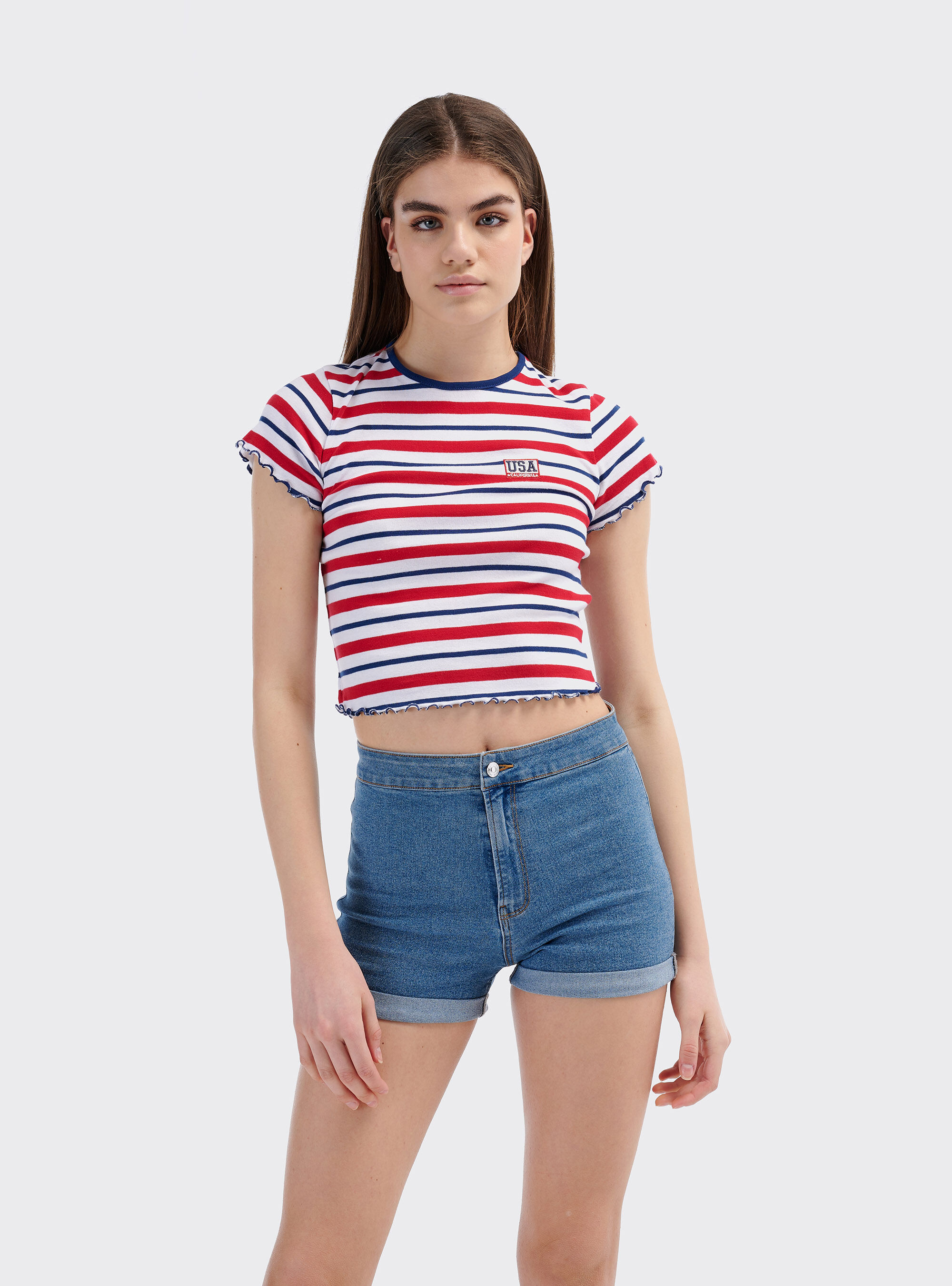Maglietta a costine cropped a righe con patch ricamato