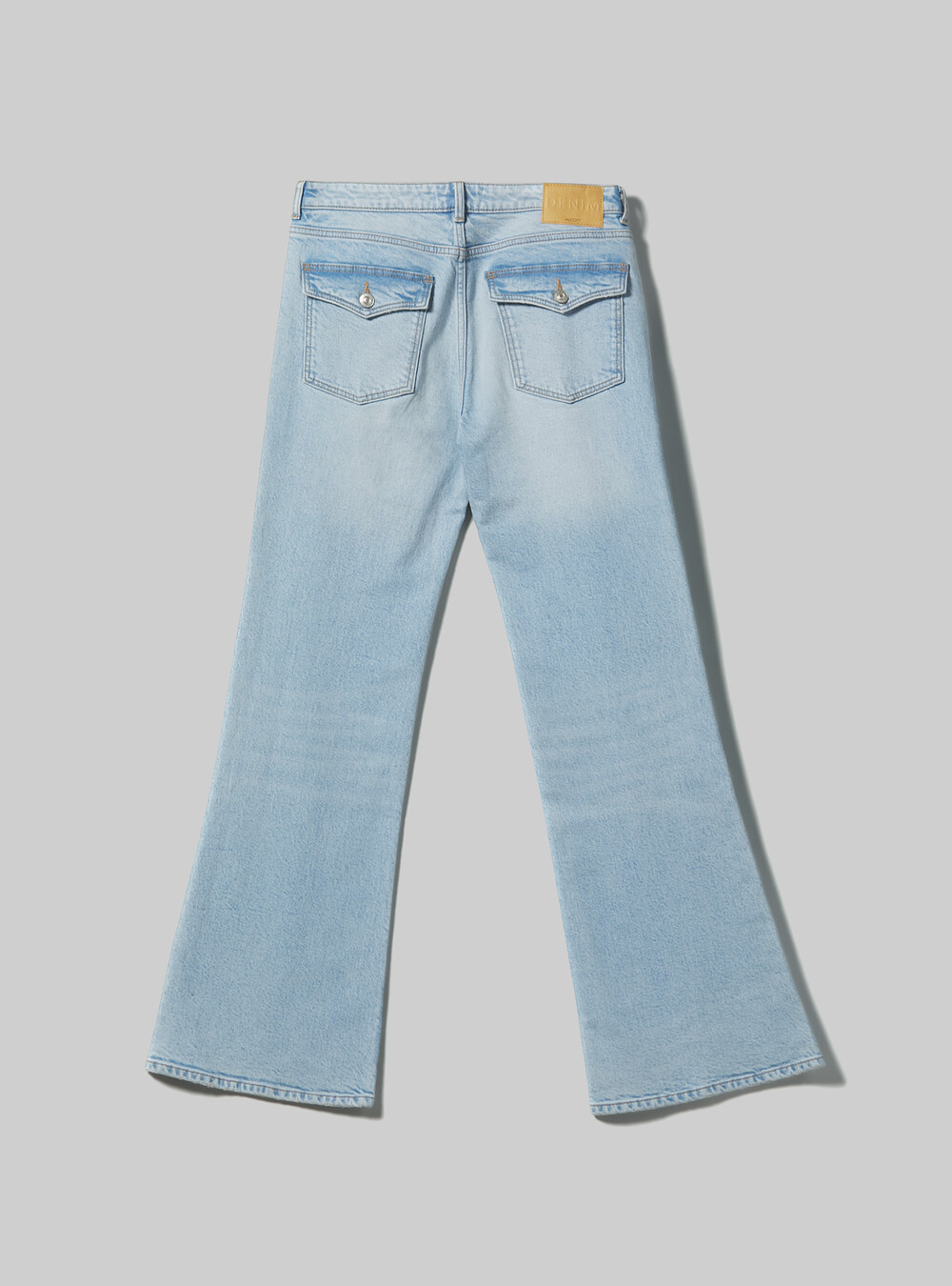 Low waist flare jeans with large back pockets