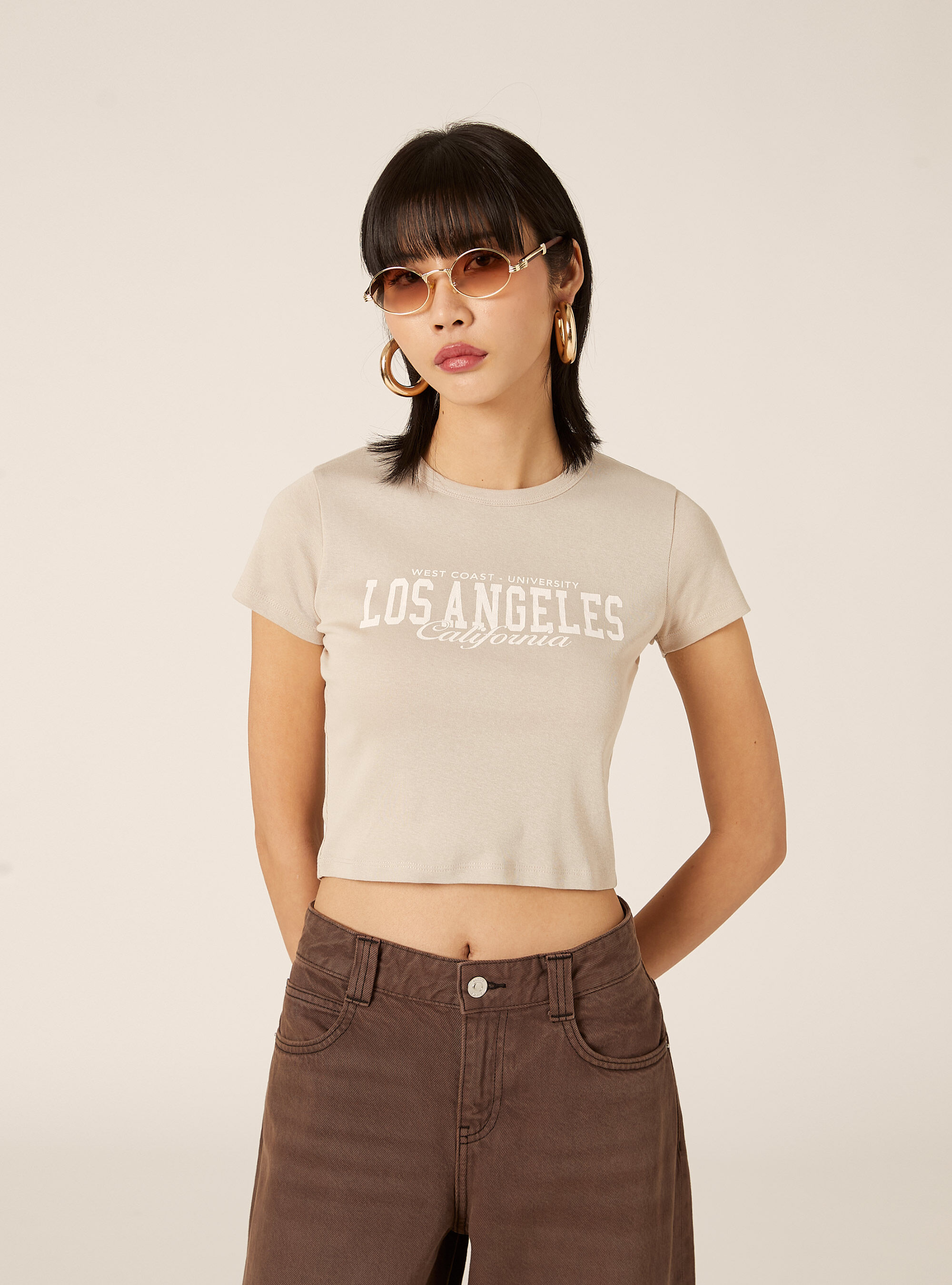 Kurz&auml;rmeliges Crop-T-Shirt mit College-Grafik-Print, BG2 BEIGE MEDIUM