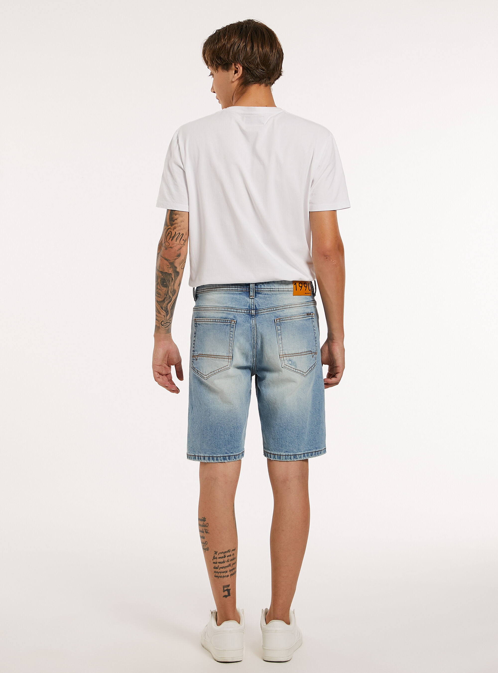 Bermuda in denim stretch slim fit con strappi, D008 SUPER LIGHT BLUE