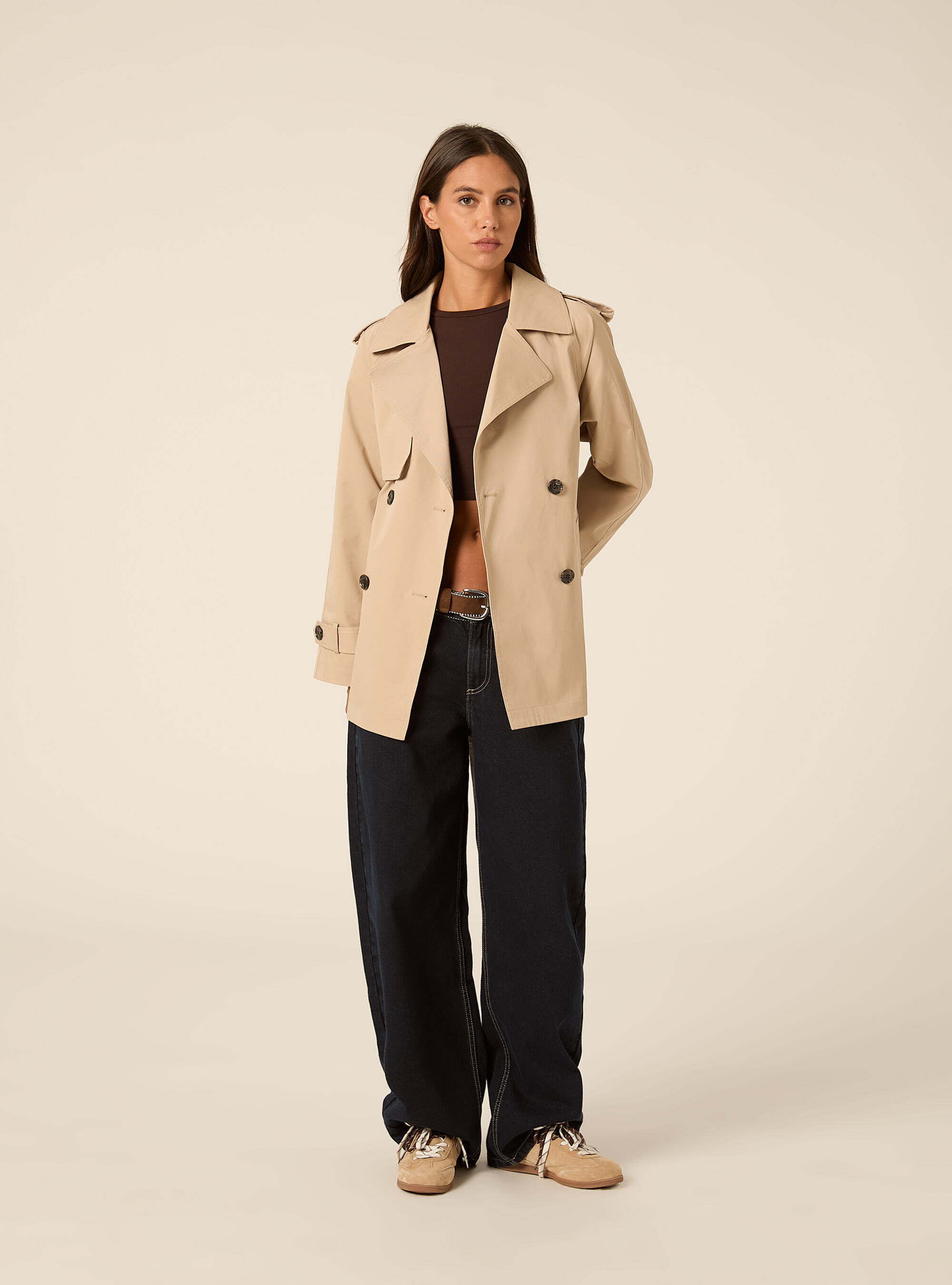 Trench corto con bottoni