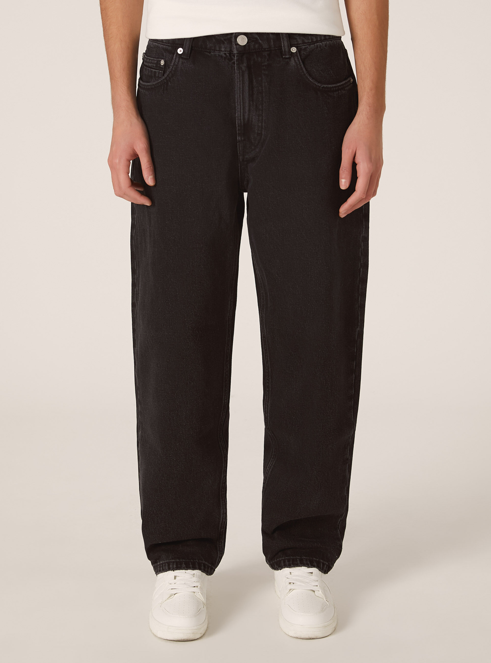 Pantalon droit en denim color&eacute;, BK1 BLACK