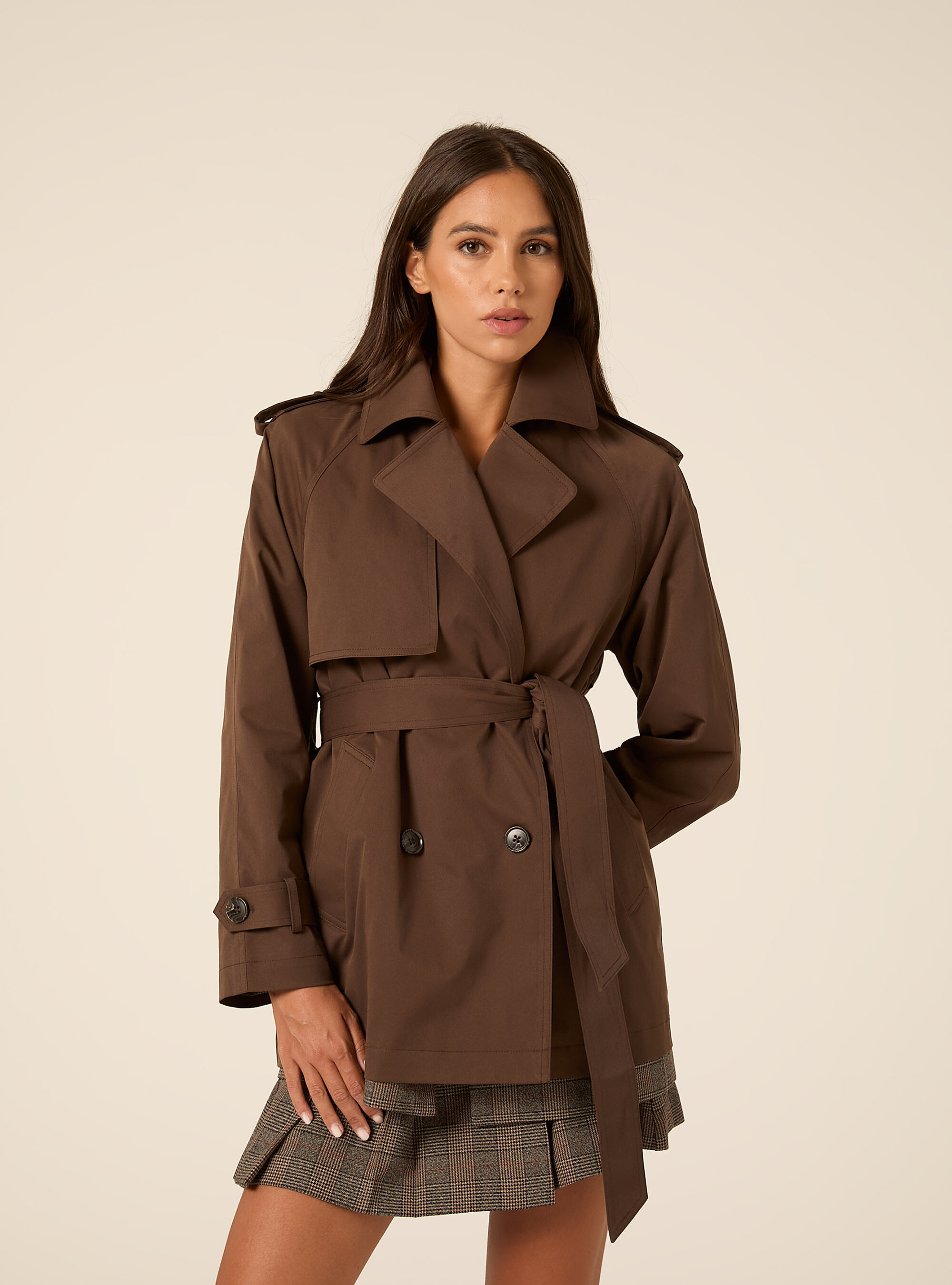 Trench corto con bottoni