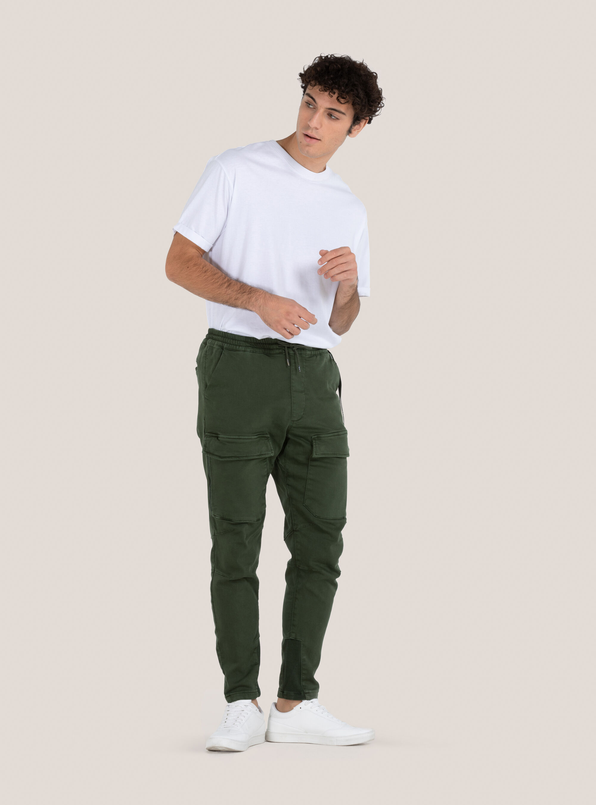 Pantalones cargo con cordones y grandes bolsillos