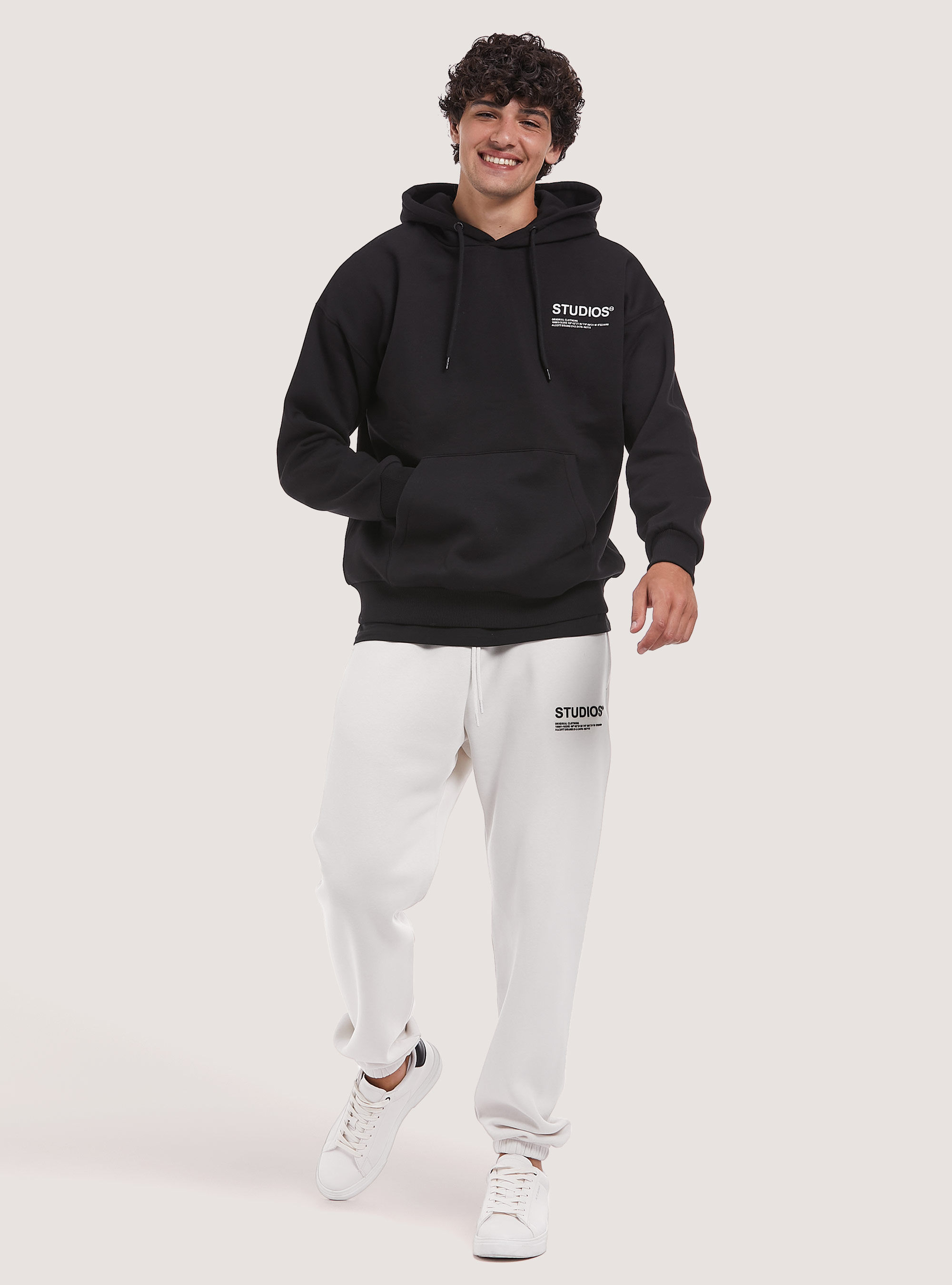 Sudadera con capucha estampada de Studios, BK1 BLACK