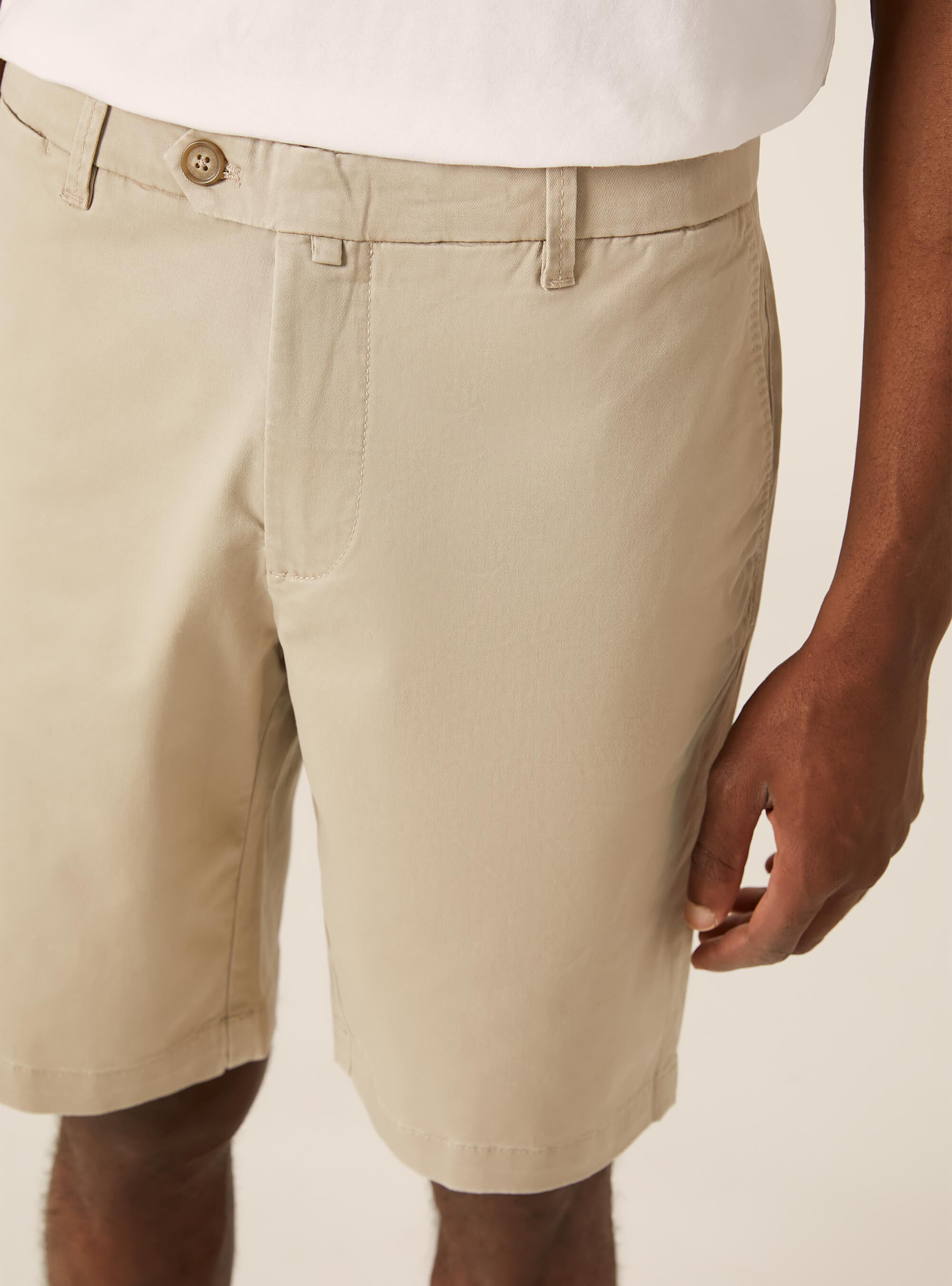 Bermuda in twill elasticizzato basico, BG2 BEIGE MEDIUM