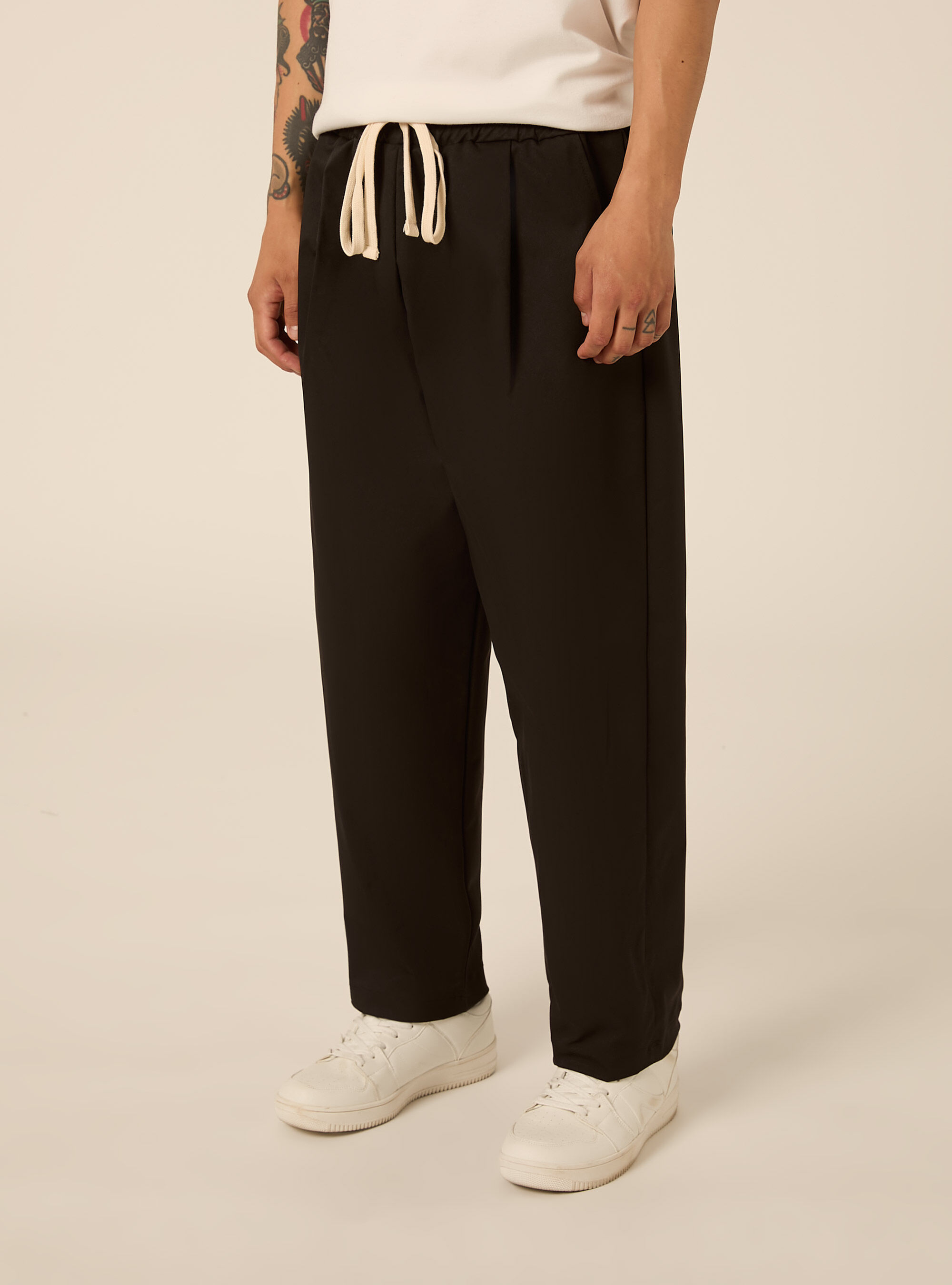 Pantaloni con coulisse in vita e pince
