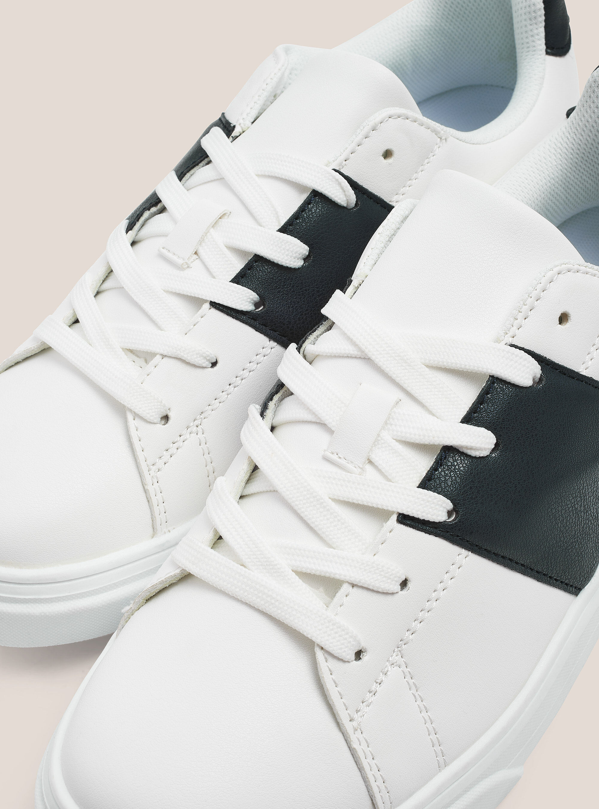 Baskets avec d&eacute;tail en daim, C099 WHITE